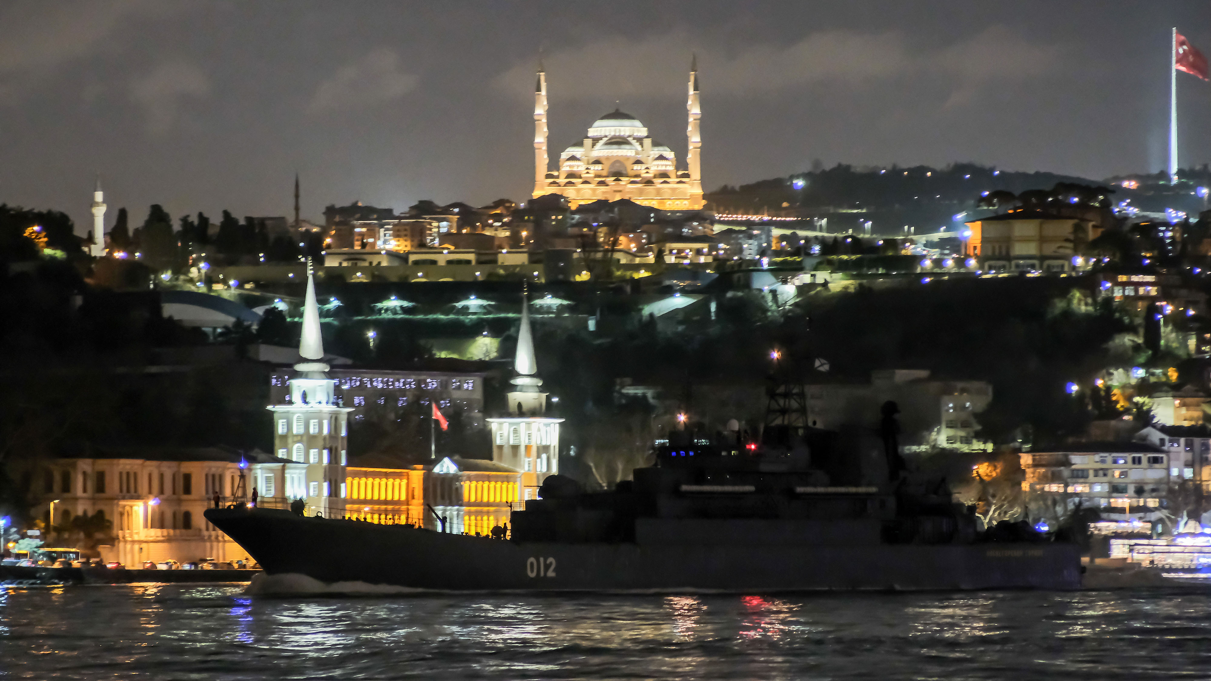 Rus savaş gemileri Boğaz'dan peş peşe geçti