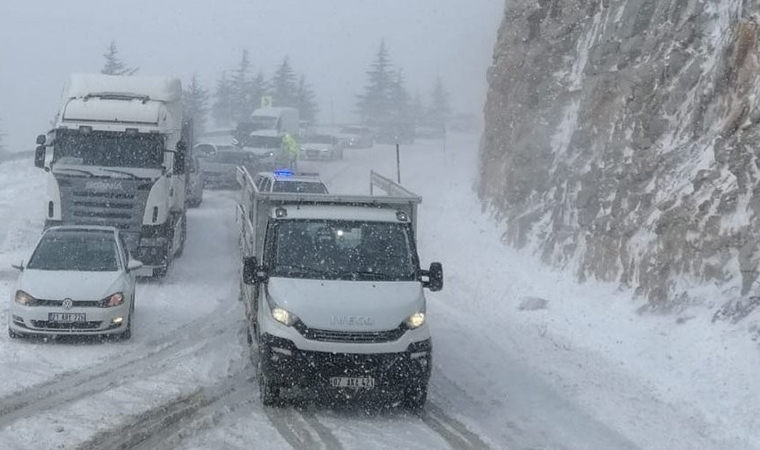 Antalya-Konya kara yolunda çok sayıda sürücü yolda kaldı