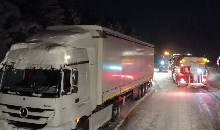 Antalya-Konya kara yolunda çok sayıda sürücü yolda kaldı