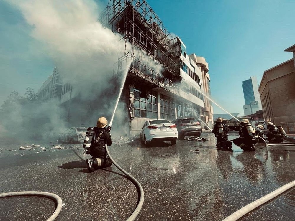 Yangından kurtulmak için metrelerce yüksekten atladı: Havada yakaladılar