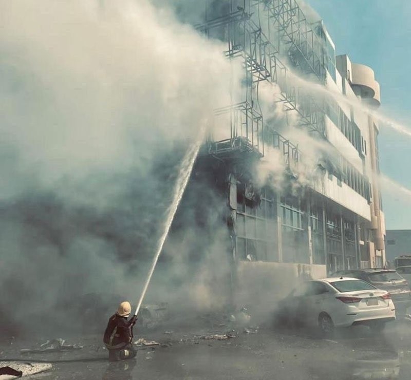 Yangından kurtulmak için metrelerce yüksekten atladı: Havada yakaladılar