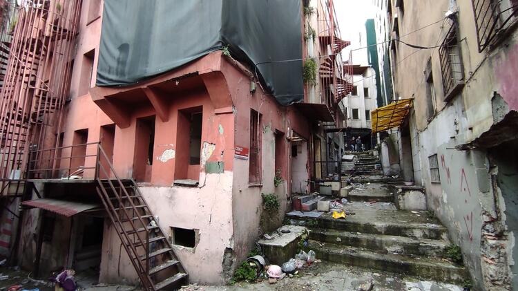 Beyoğlu Zürafa Sokak'ta yıkım çalışmalarına başlandı