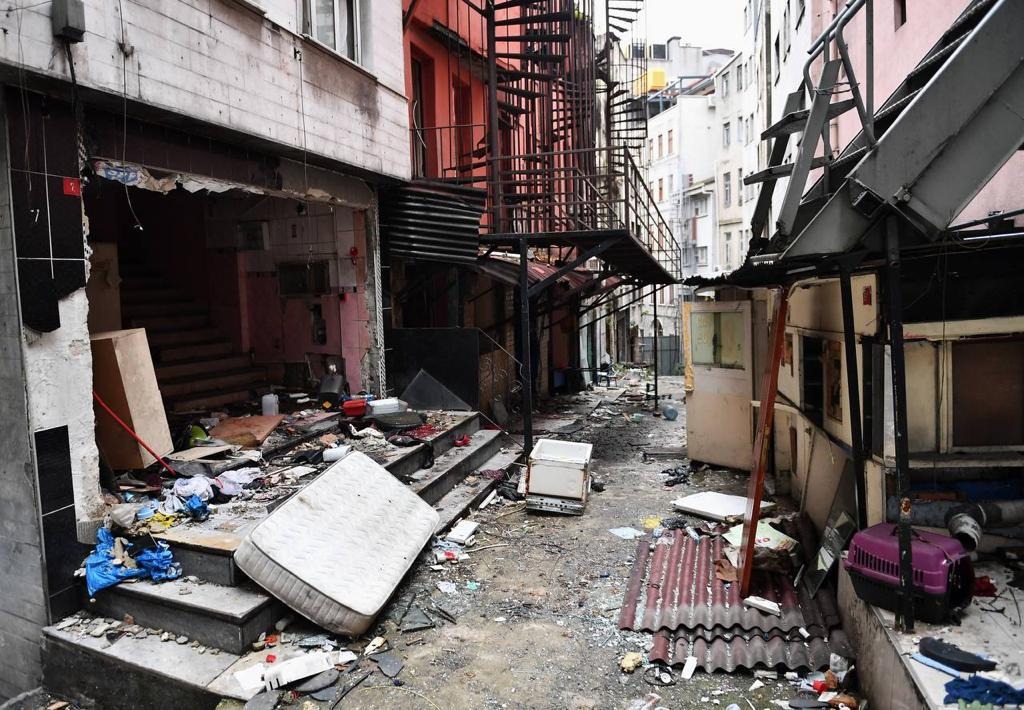 Beyoğlu Zürafa Sokak'ta yıkım çalışmalarına başlandı