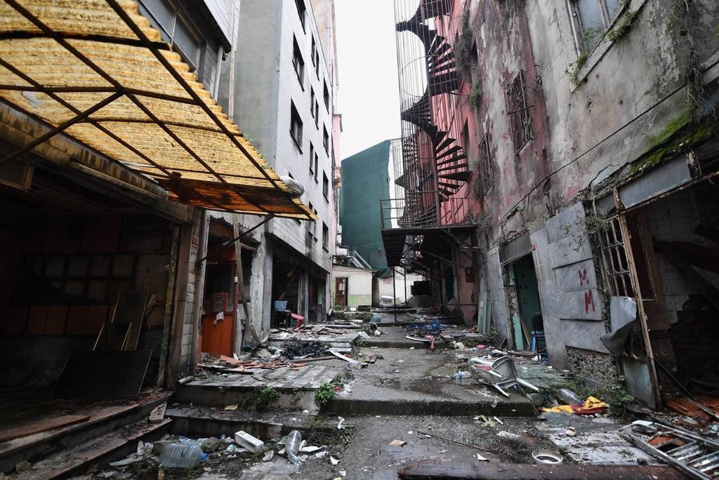 Beyoğlu Zürafa Sokak'ta yıkım çalışmalarına başlandı