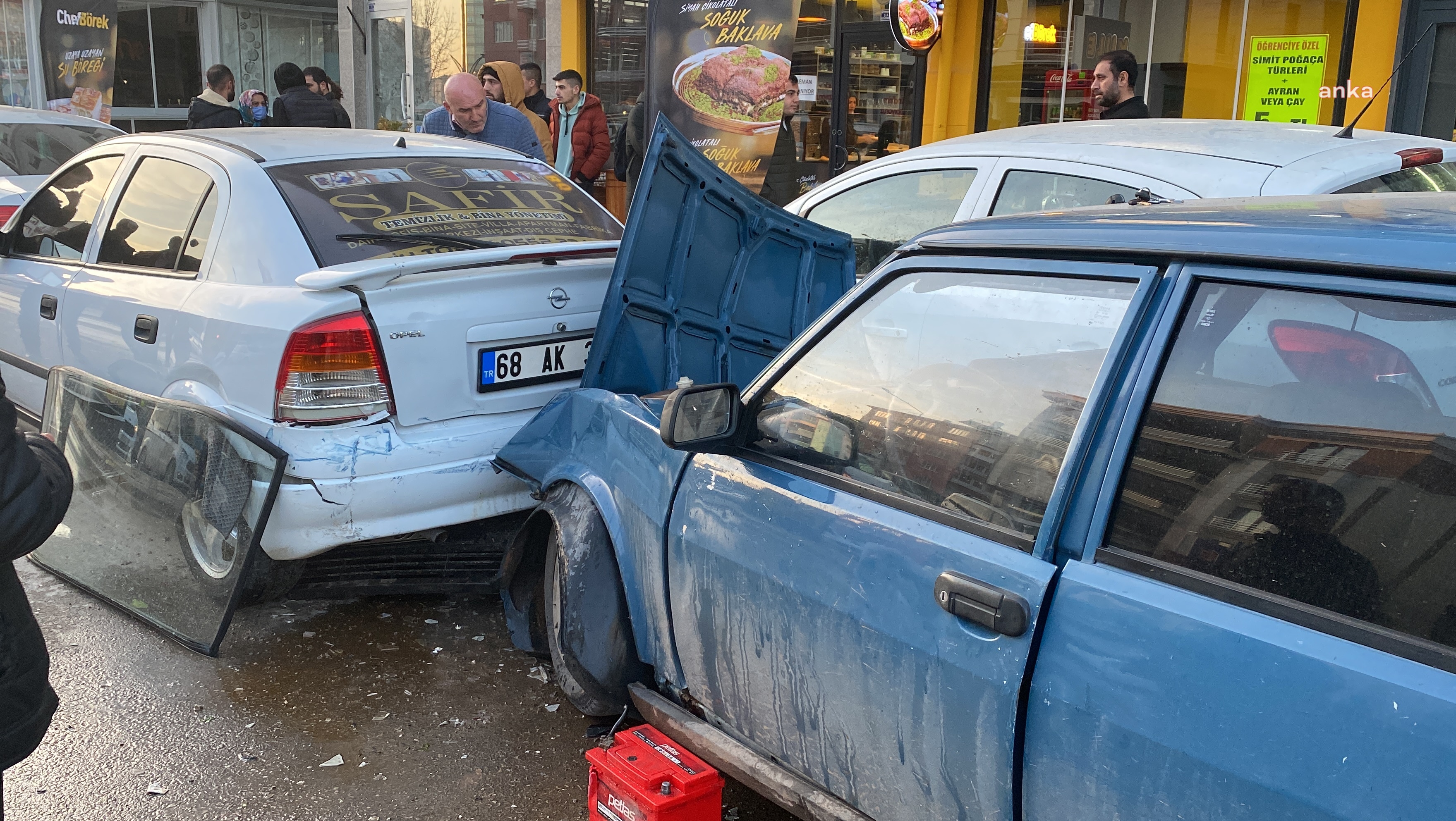 Alkollü sürücü park halindeki 4 araca çarparak durabildi