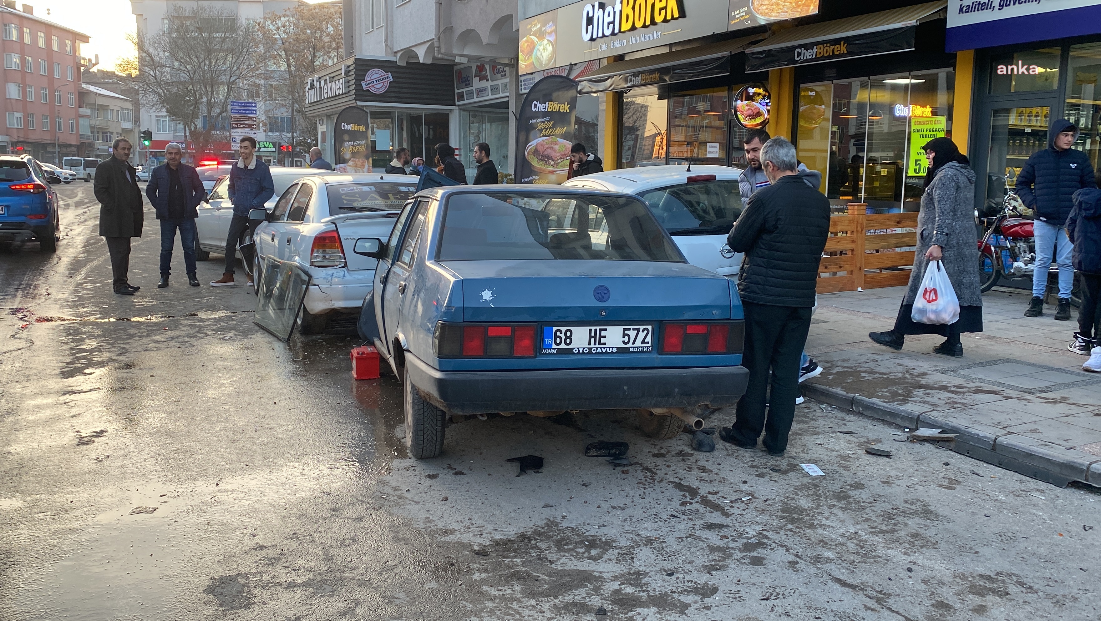 Alkollü sürücü park halindeki 4 araca çarparak durabildi