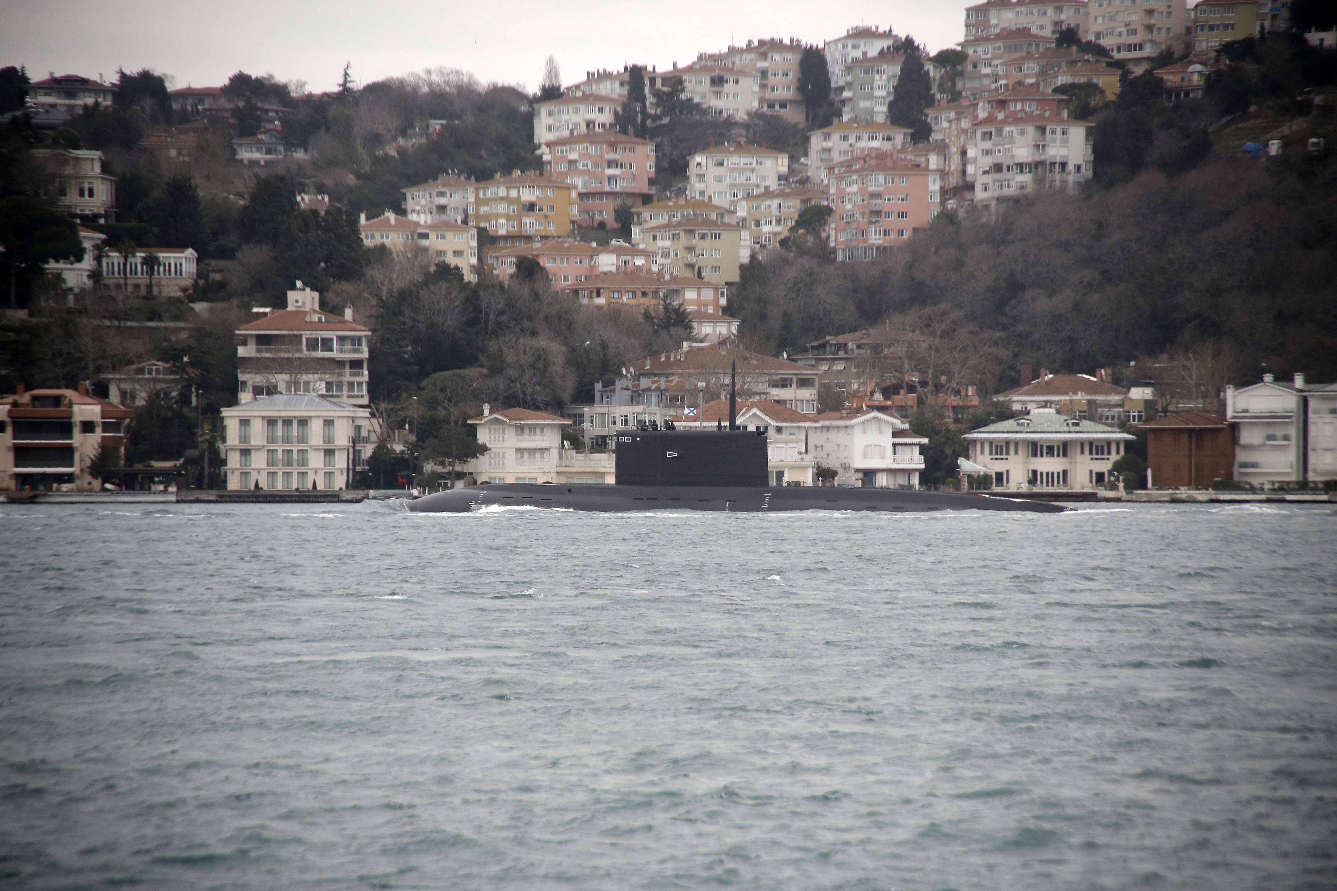 Rus denizaltısı İstanbul Boğazı'ndan geçti