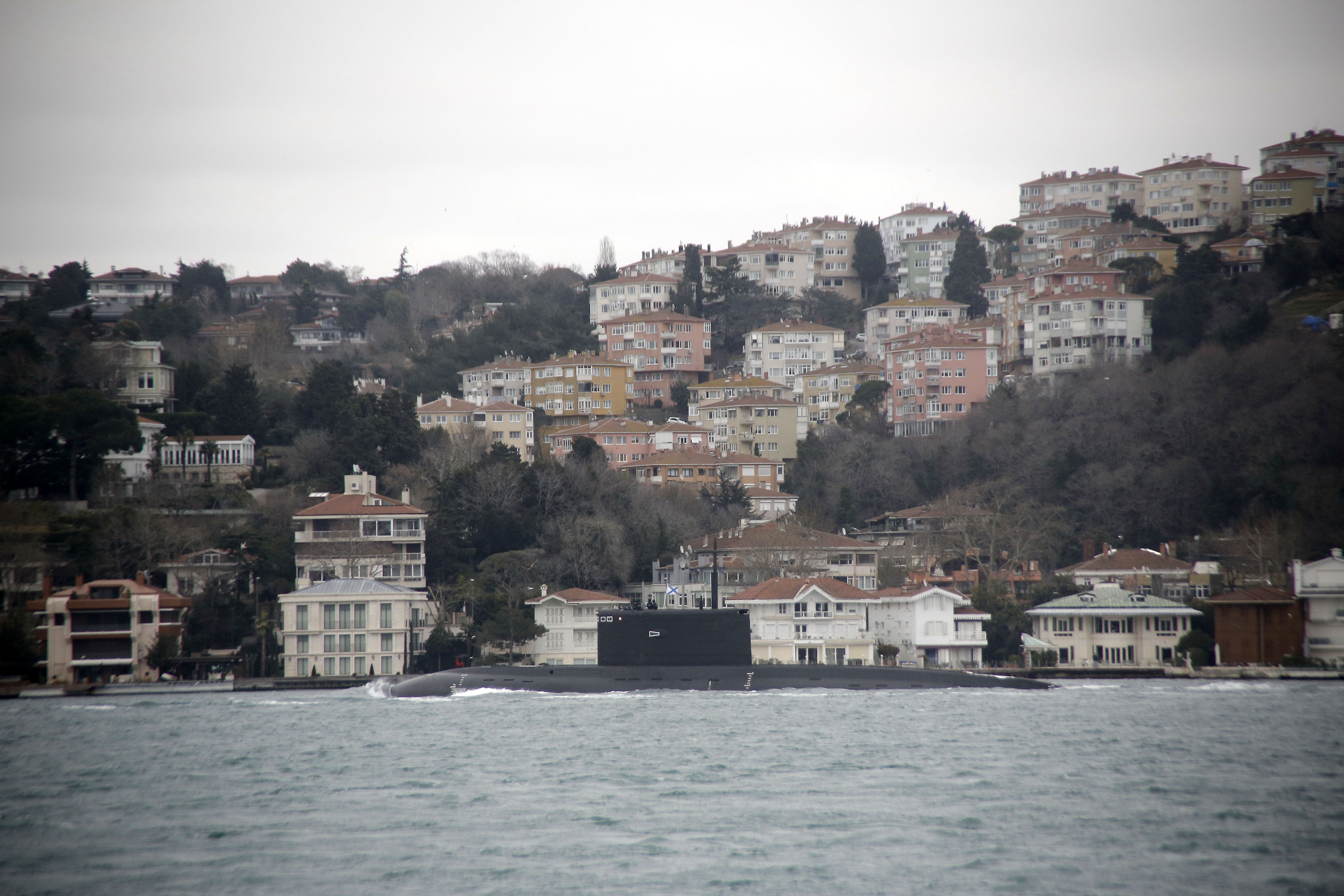 Rus denizaltısı İstanbul Boğazı'ndan geçti