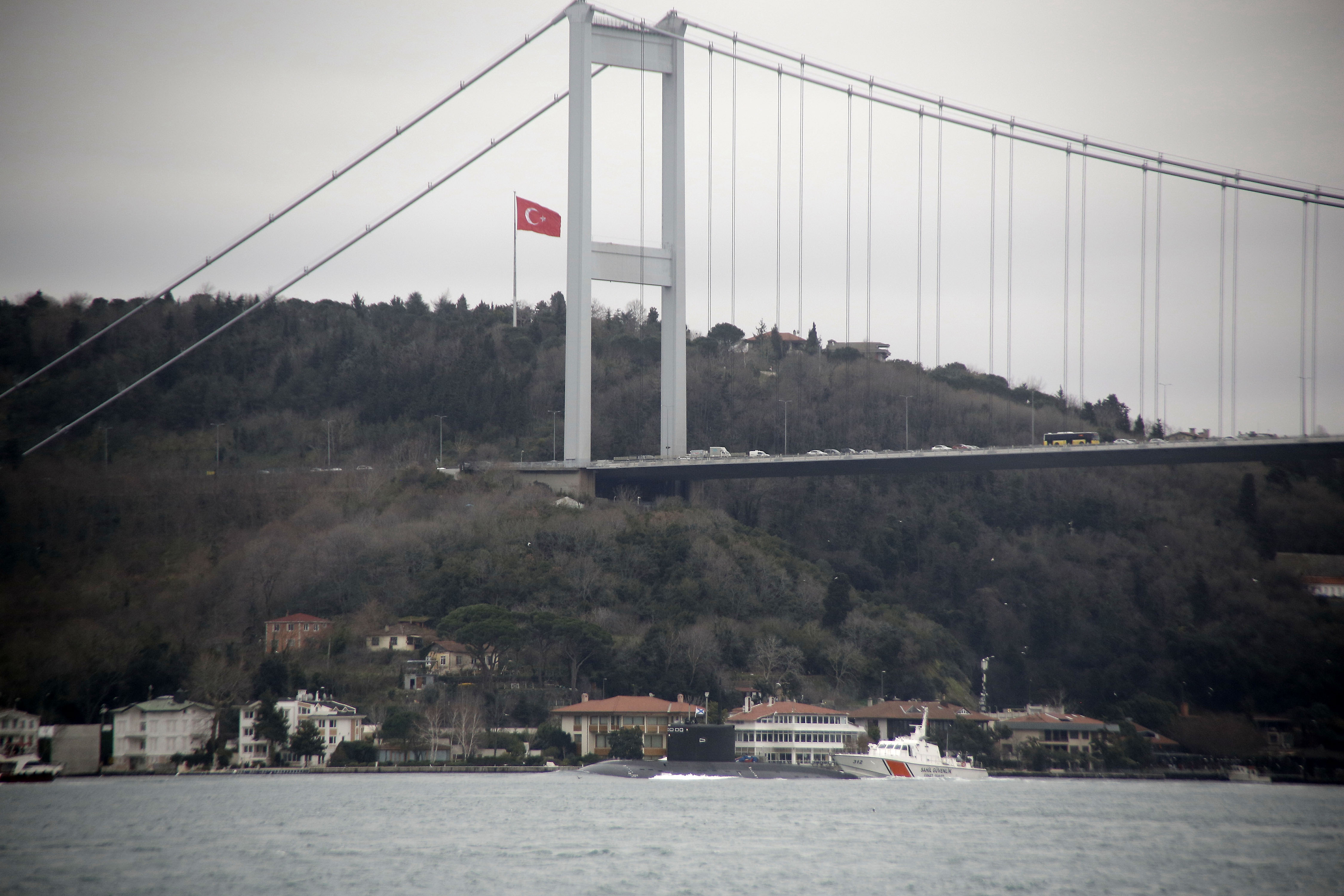 Rus denizaltısı İstanbul Boğazı'ndan geçti