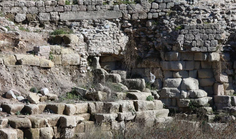 Bergama Antik Kenti'nde yeni sur duvarları keşfedildi