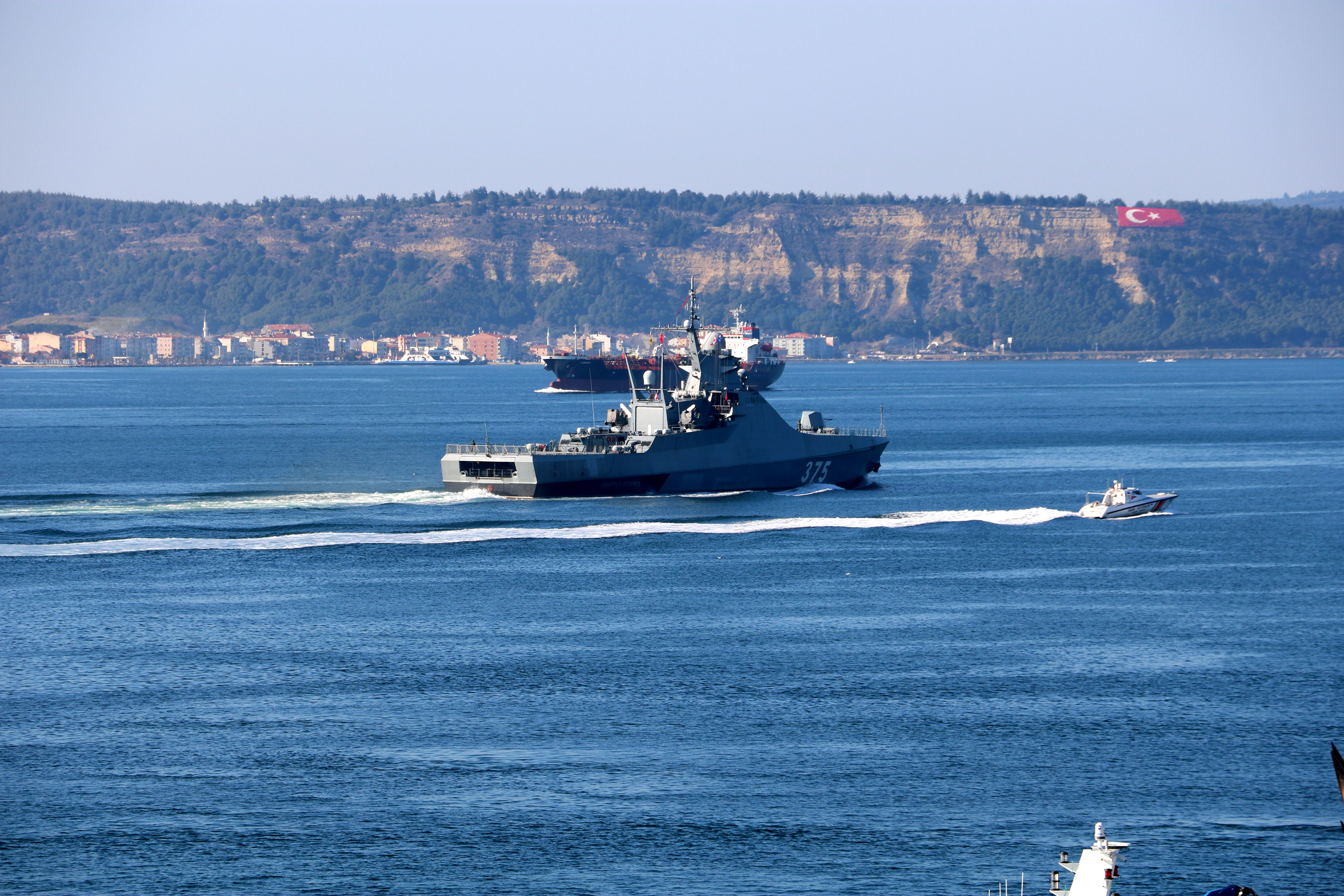 Rus savaş gemisi 'Dmitry Rogachev' Çanakkale Boğazı'ndan geçti