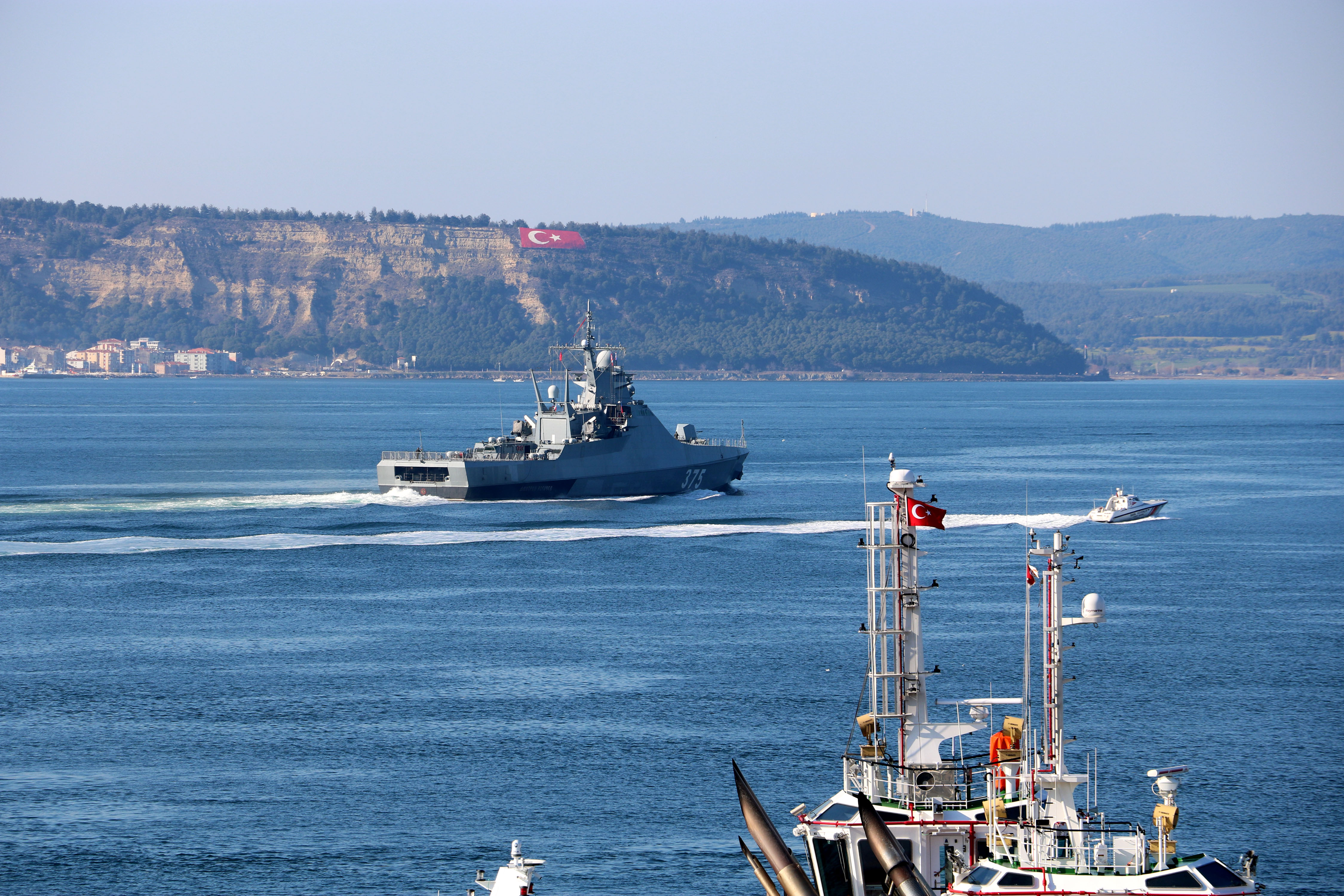 Rus savaş gemisi 'Dmitry Rogachev' Çanakkale Boğazı'ndan geçti