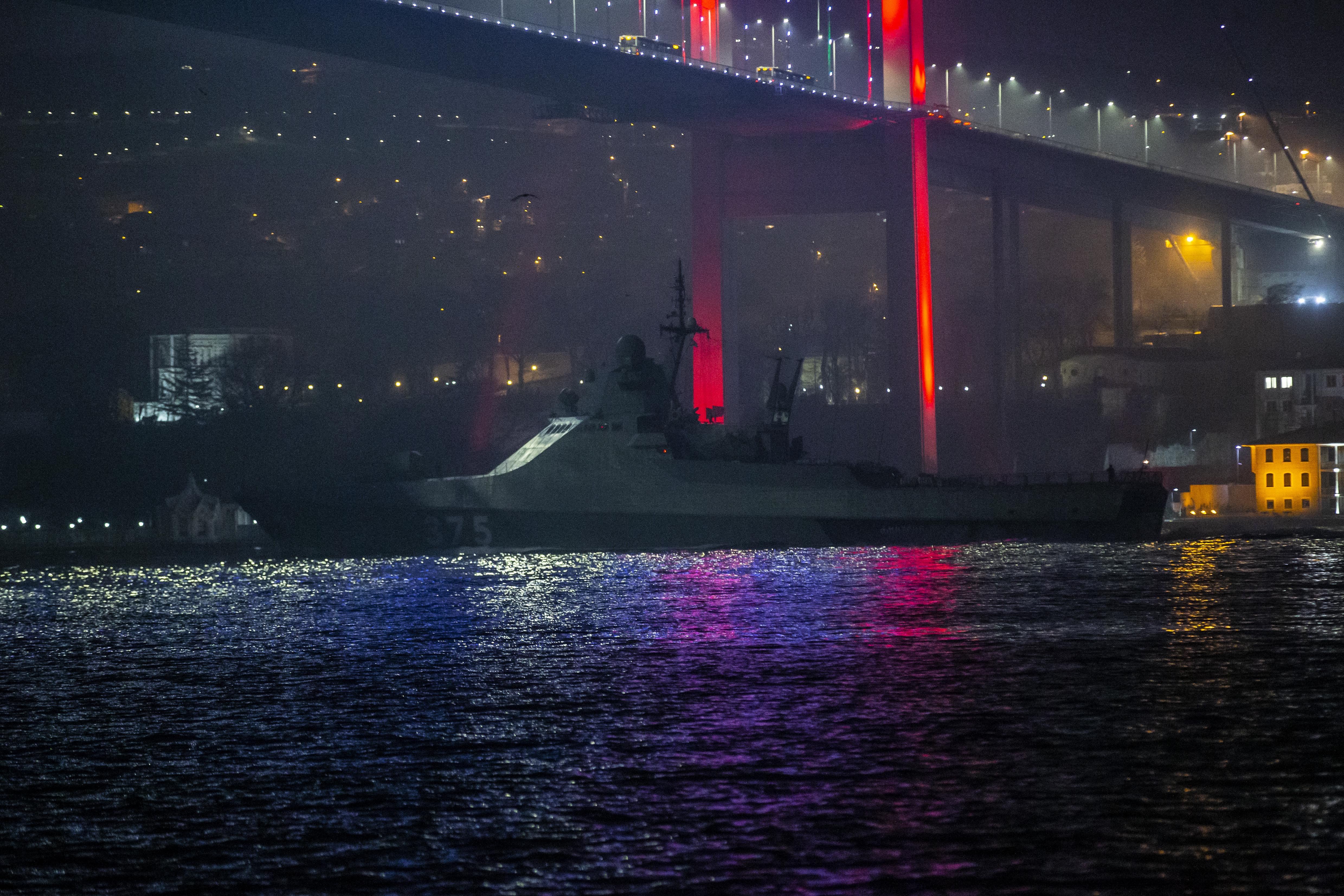 Rus askeri gemisi İstanbul Boğazı'ndan geçti