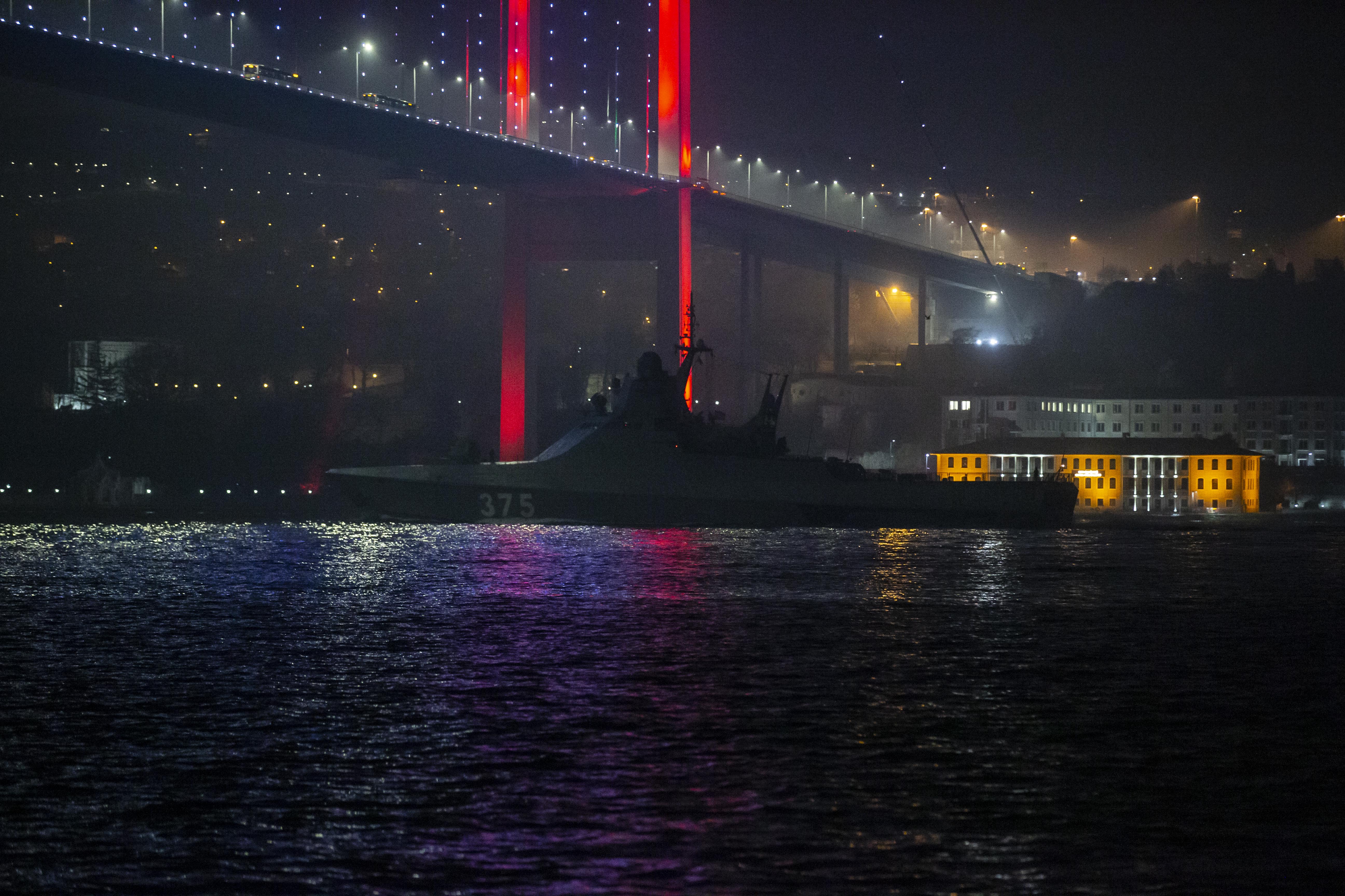 Rus askeri gemisi İstanbul Boğazı'ndan geçti