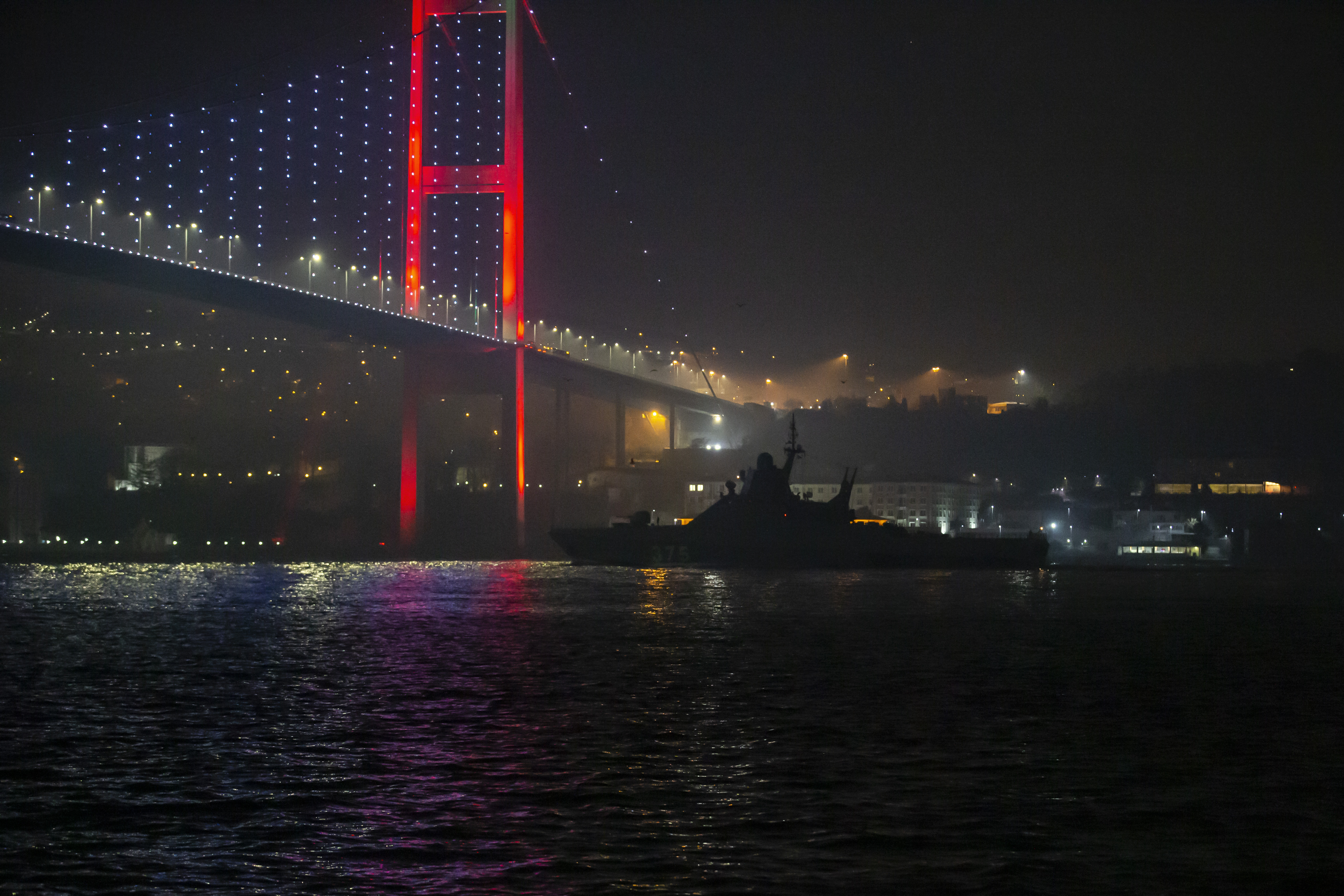 Rus askeri gemisi İstanbul Boğazı'ndan geçti