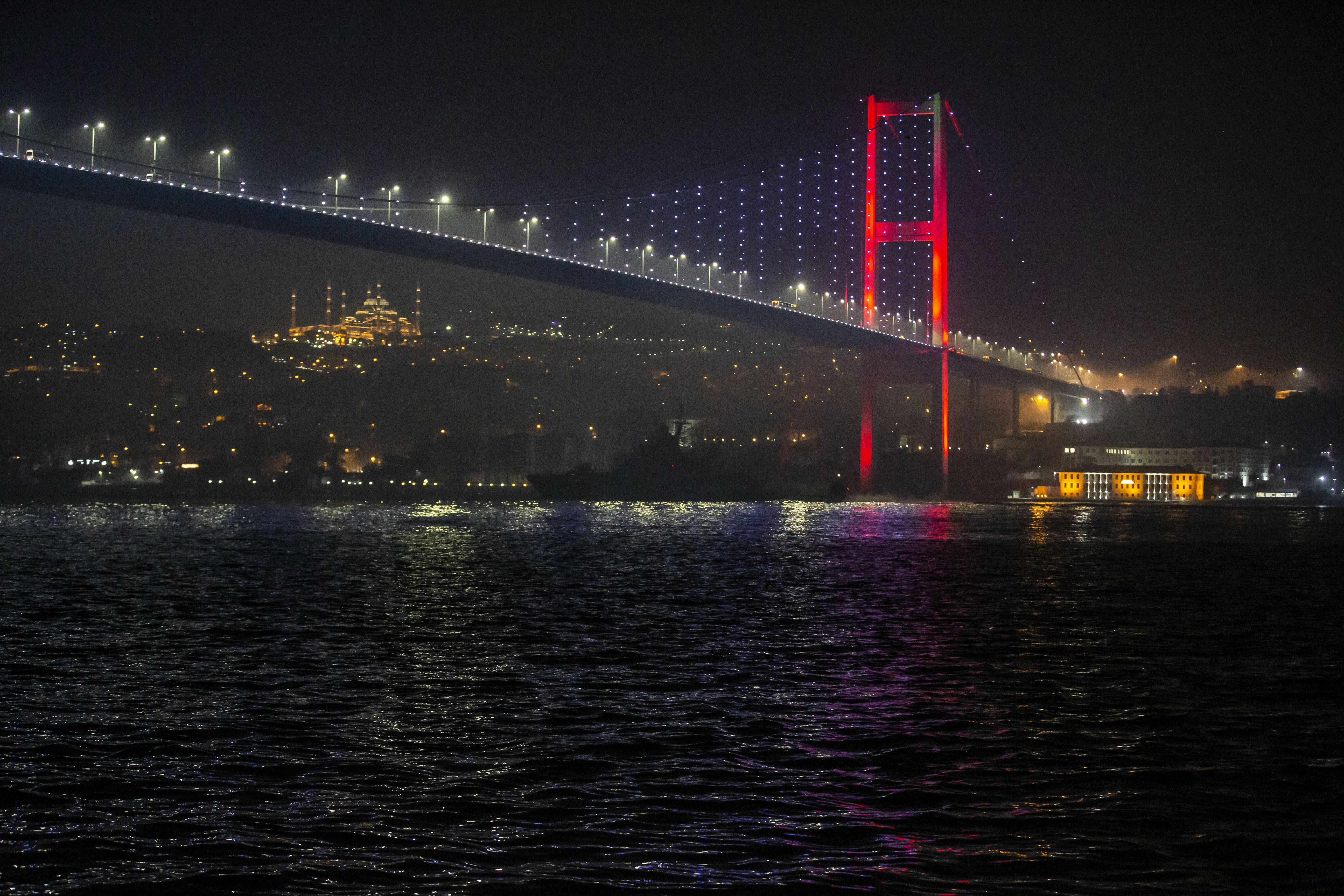 Rus askeri gemisi İstanbul Boğazı'ndan geçti