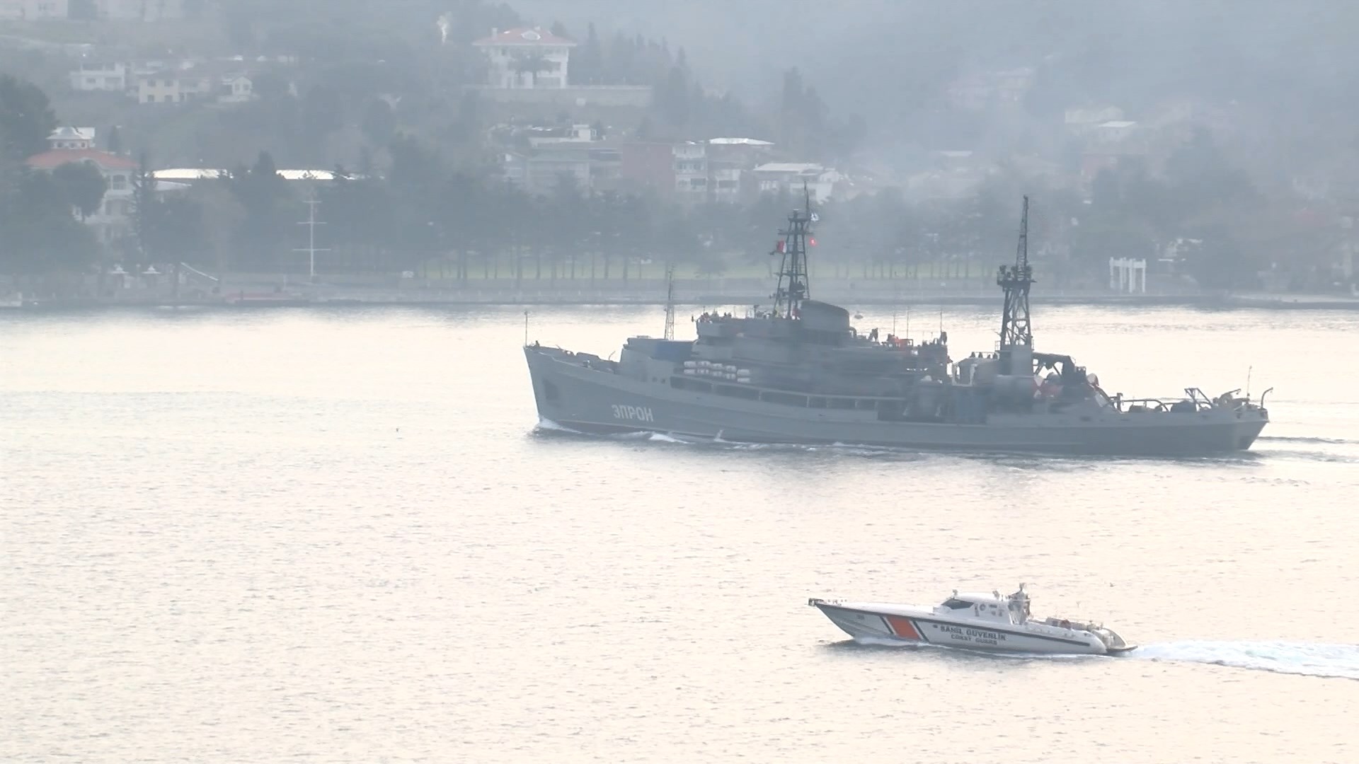 Rus savaş gemisi İstanbul Boğazı'ndan geçti