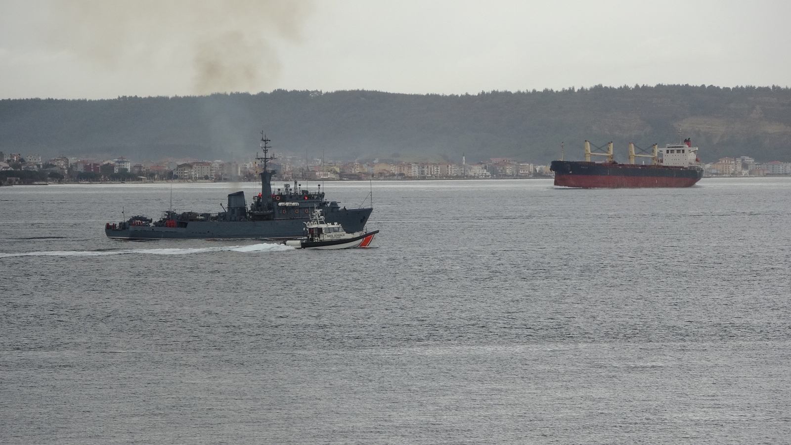 Rus savaş gemileri Çanakkale Boğazı’ndan geçti