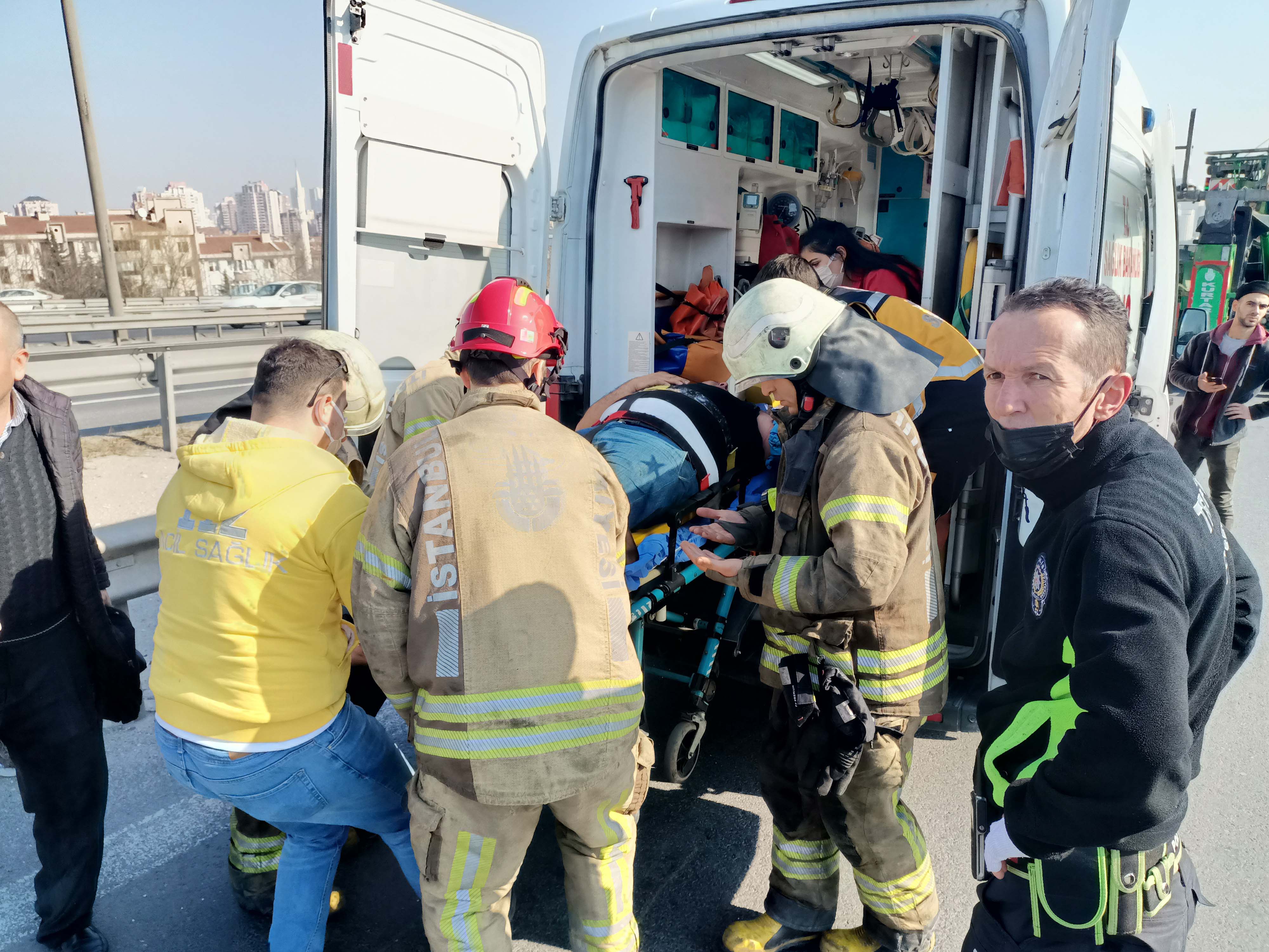 Esenyurt'ta kamyonet devrildi: Kolu araç altında kaldı