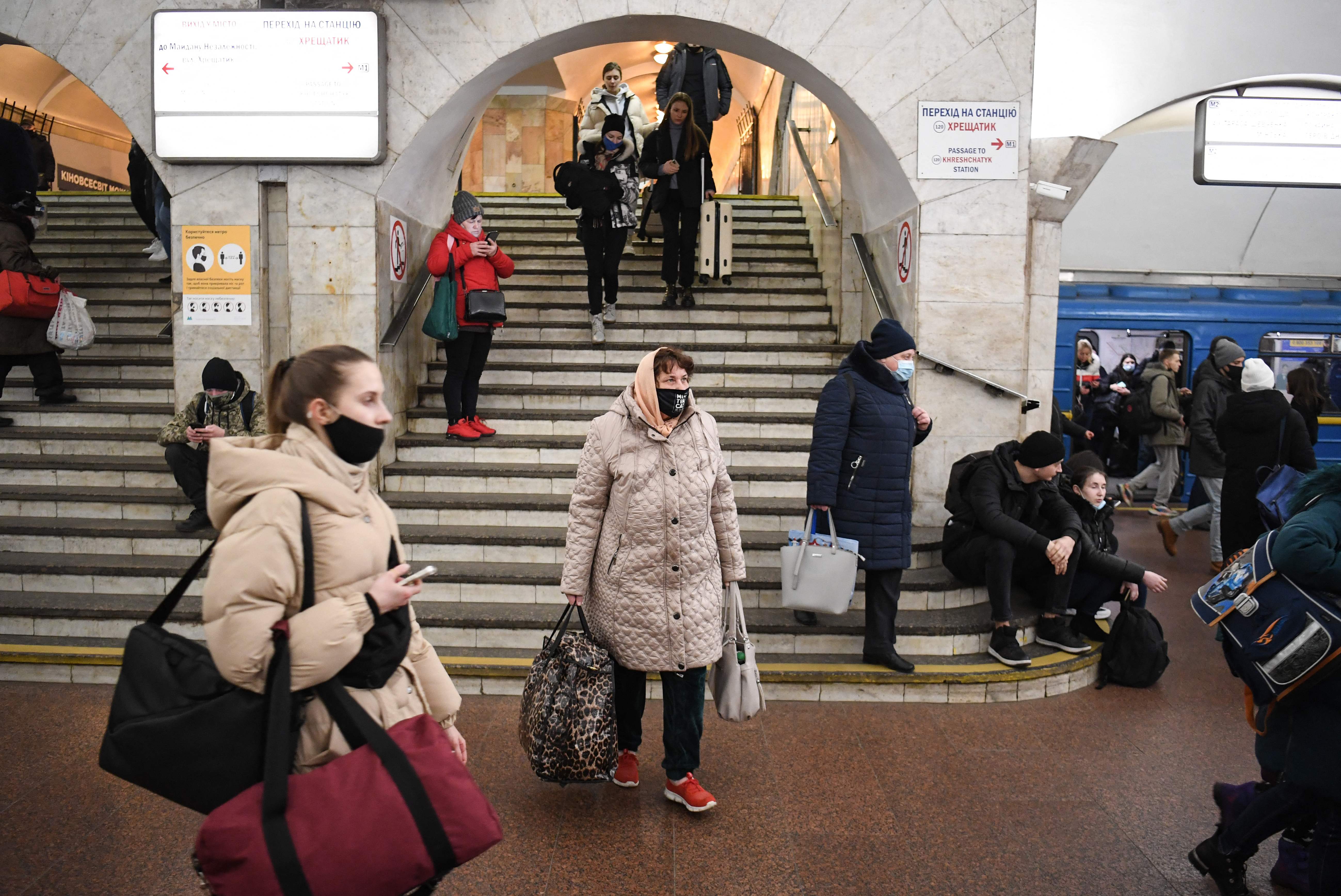 Ukrayna’da halk metro istasyonuna sığındı