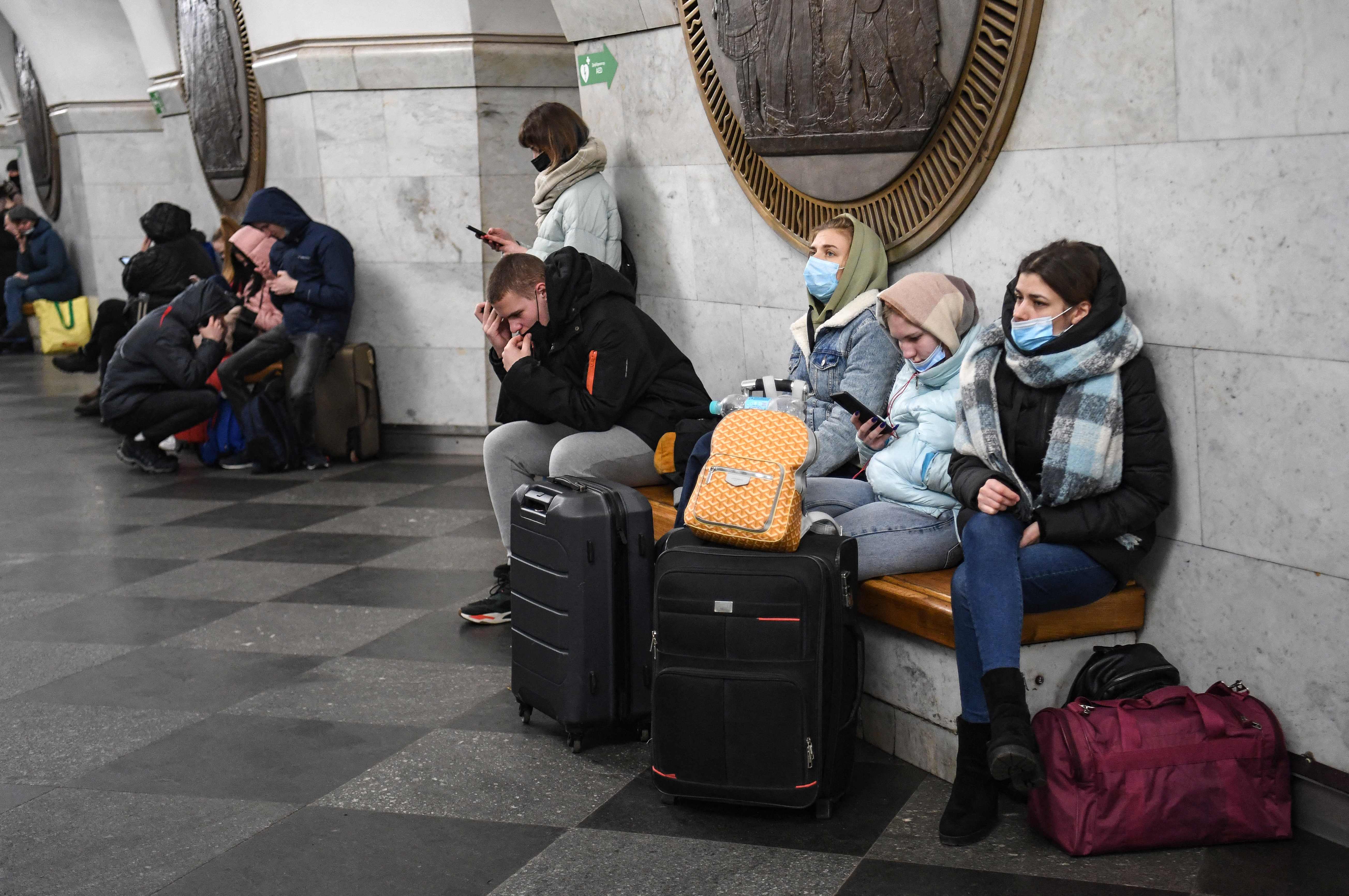 Ukrayna’da halk metro istasyonuna sığındı