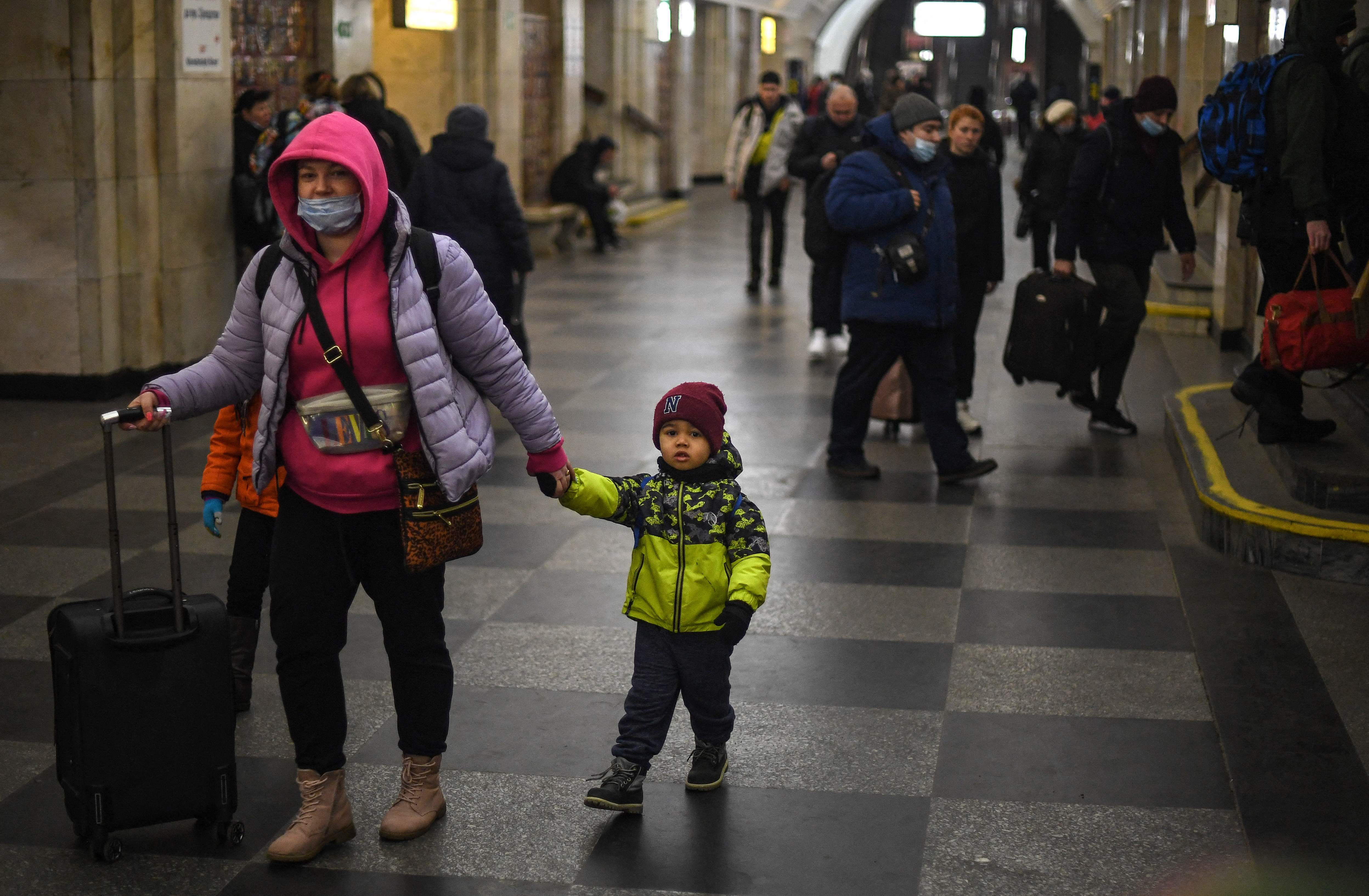 Ukrayna’da halk metro istasyonuna sığındı