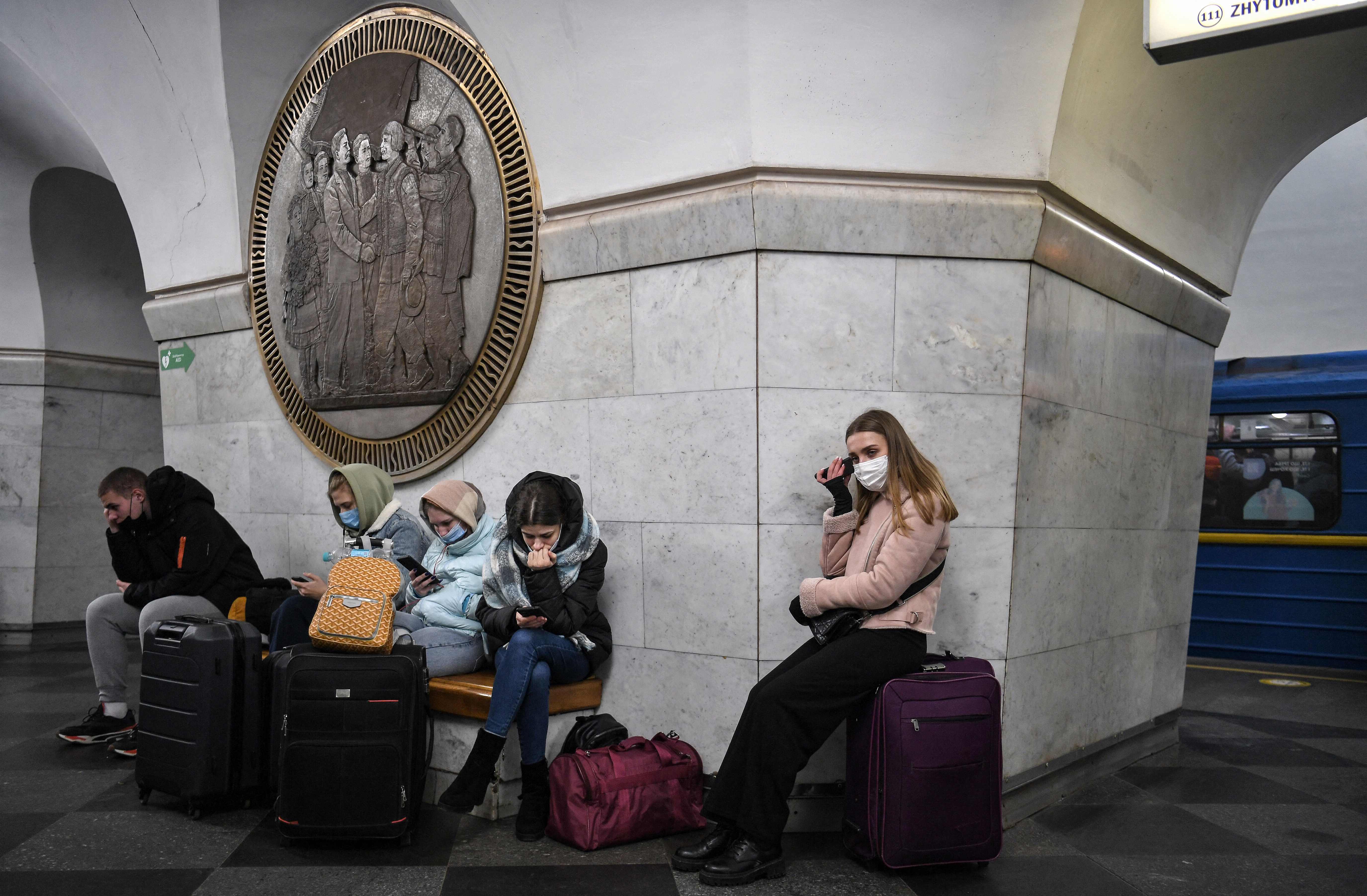 Ukrayna’da halk metro istasyonuna sığındı