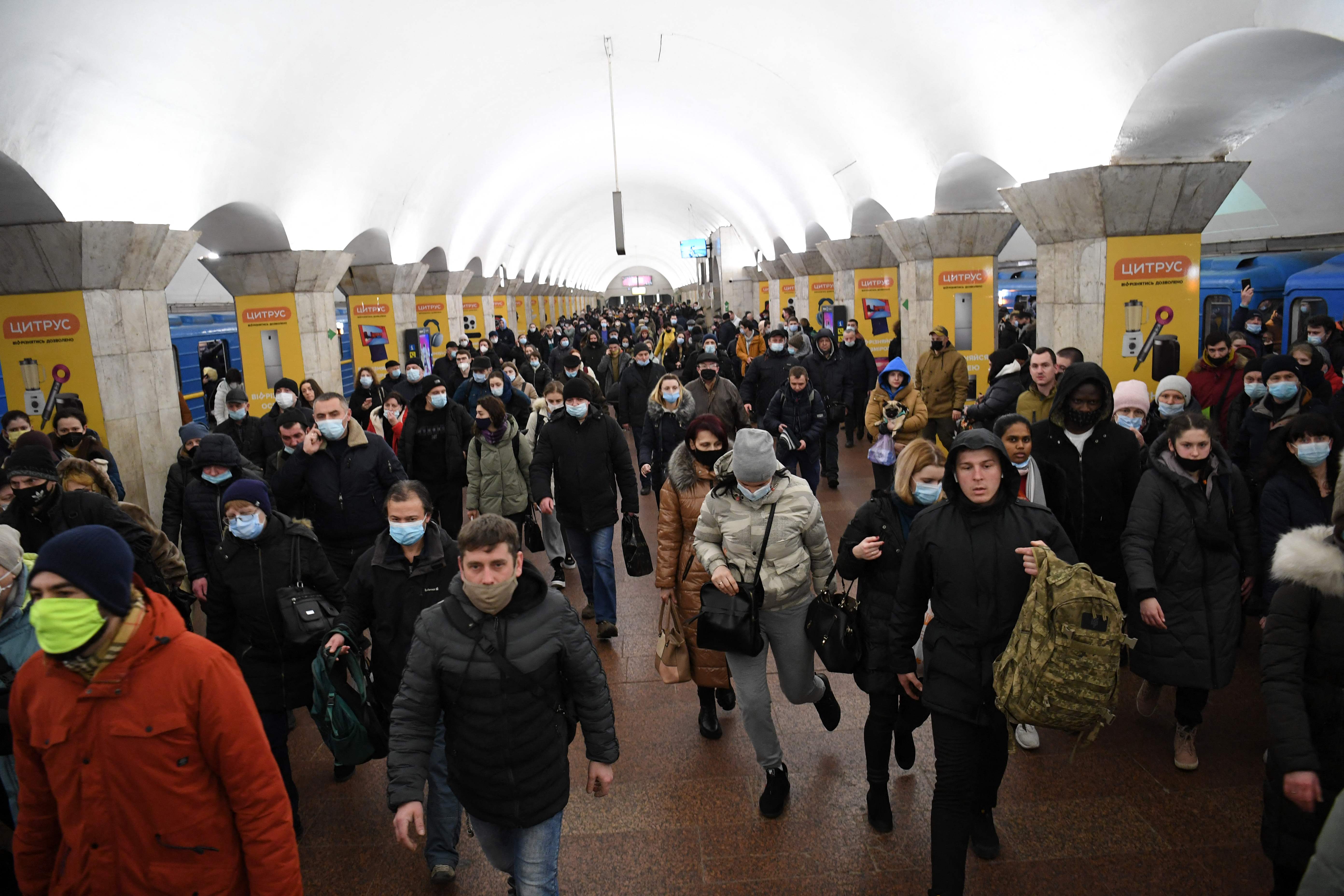 Ukrayna’da halk metro istasyonuna sığındı