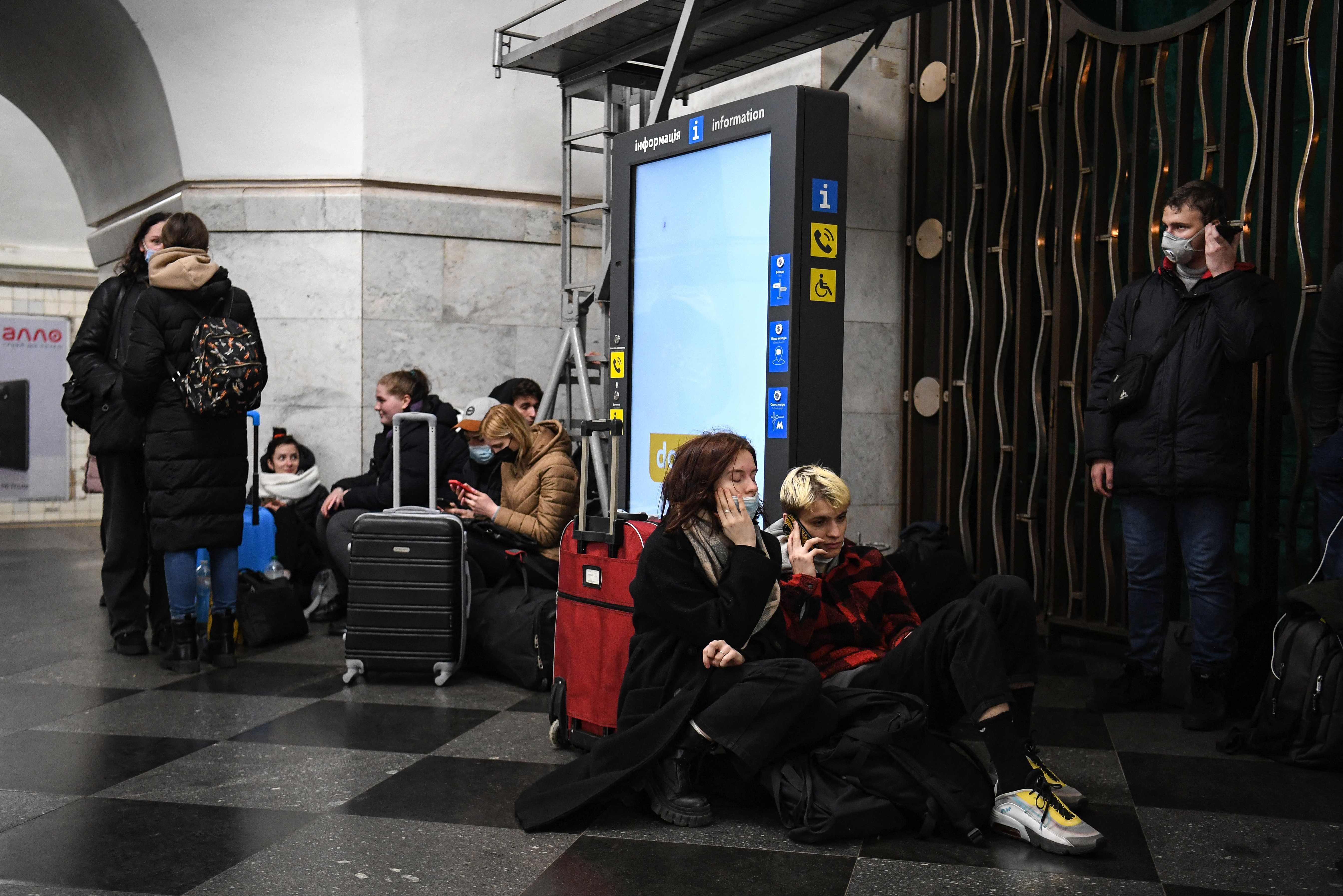 Ukrayna’da halk metro istasyonuna sığındı