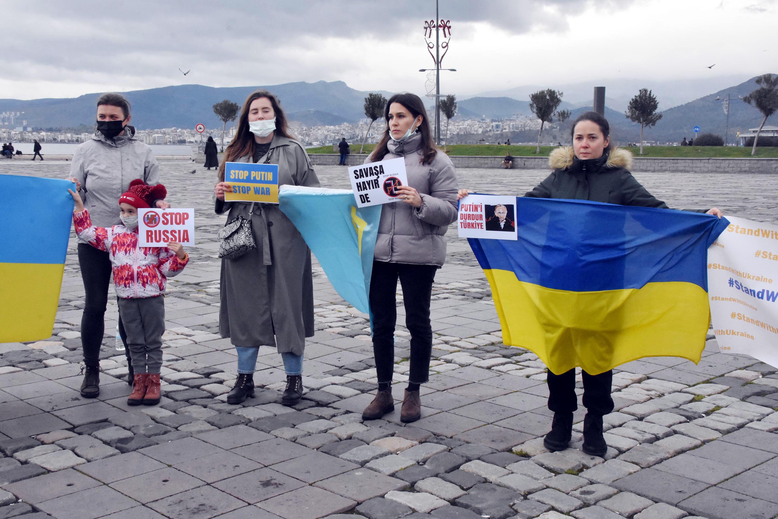 İzmir Ukraynalılar Derneği'nden 'savaşı durdurun' eylemi