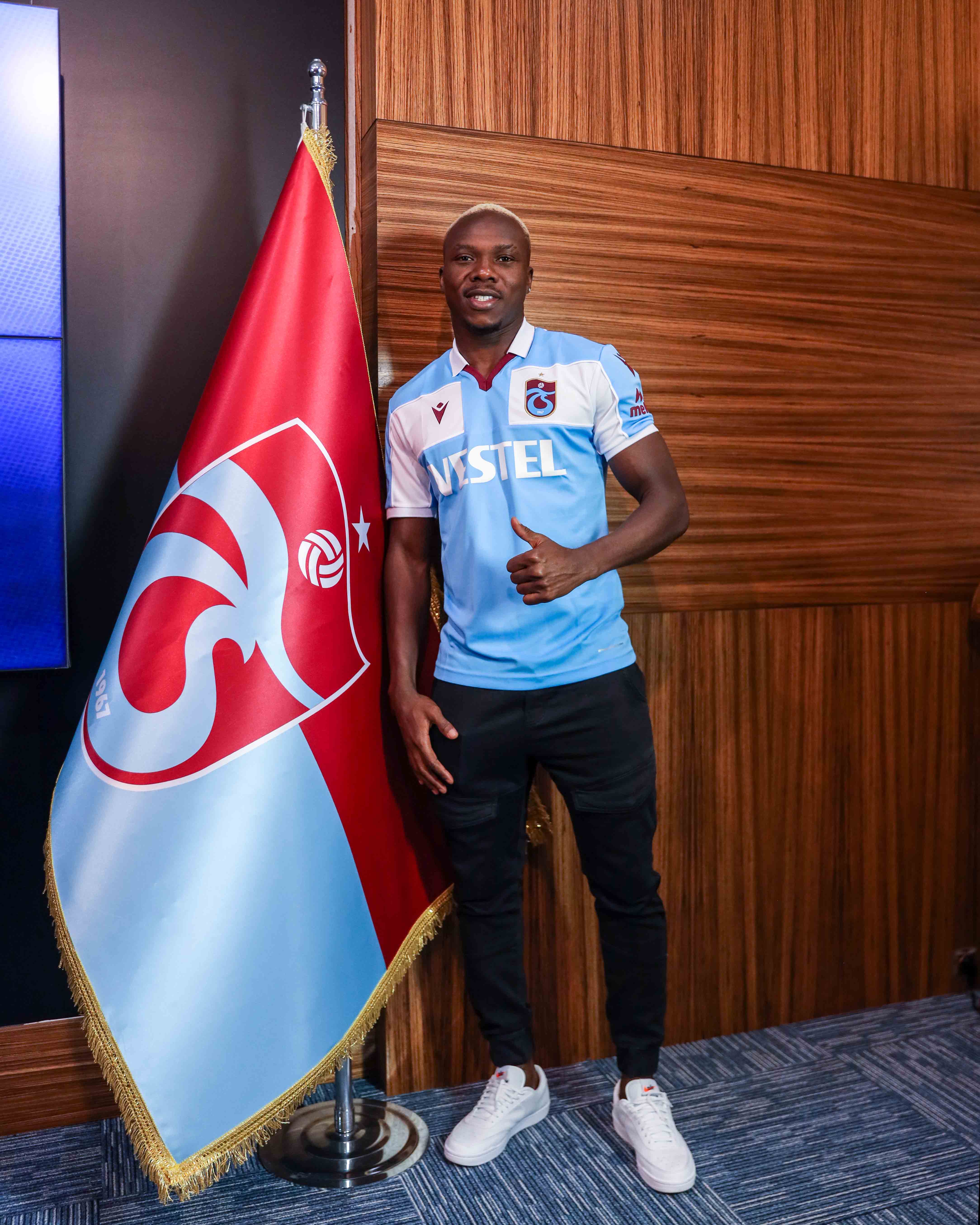 Trabzonspor’da Kouassi ve Emrehan imzayı attı