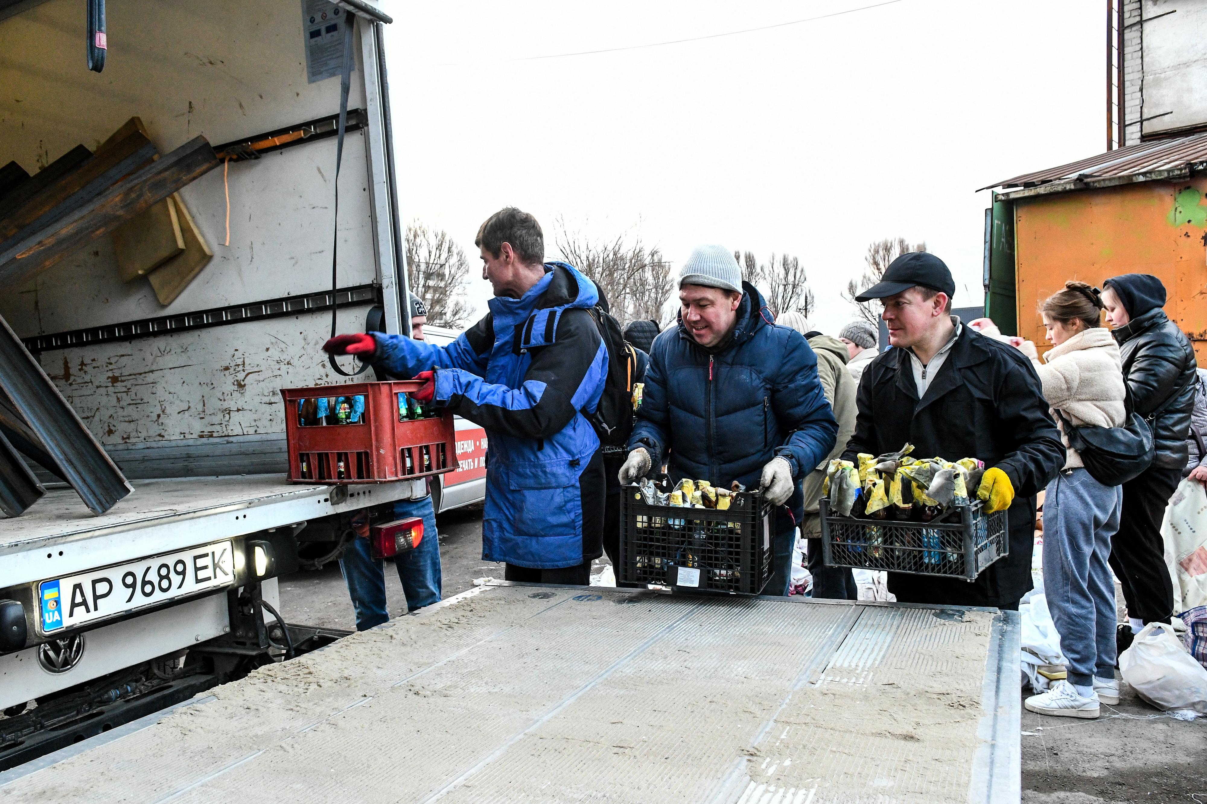 Saldırı altındaki Ukrayna halkı, Rus güçlere karşı molotof kokteyli hazırladı