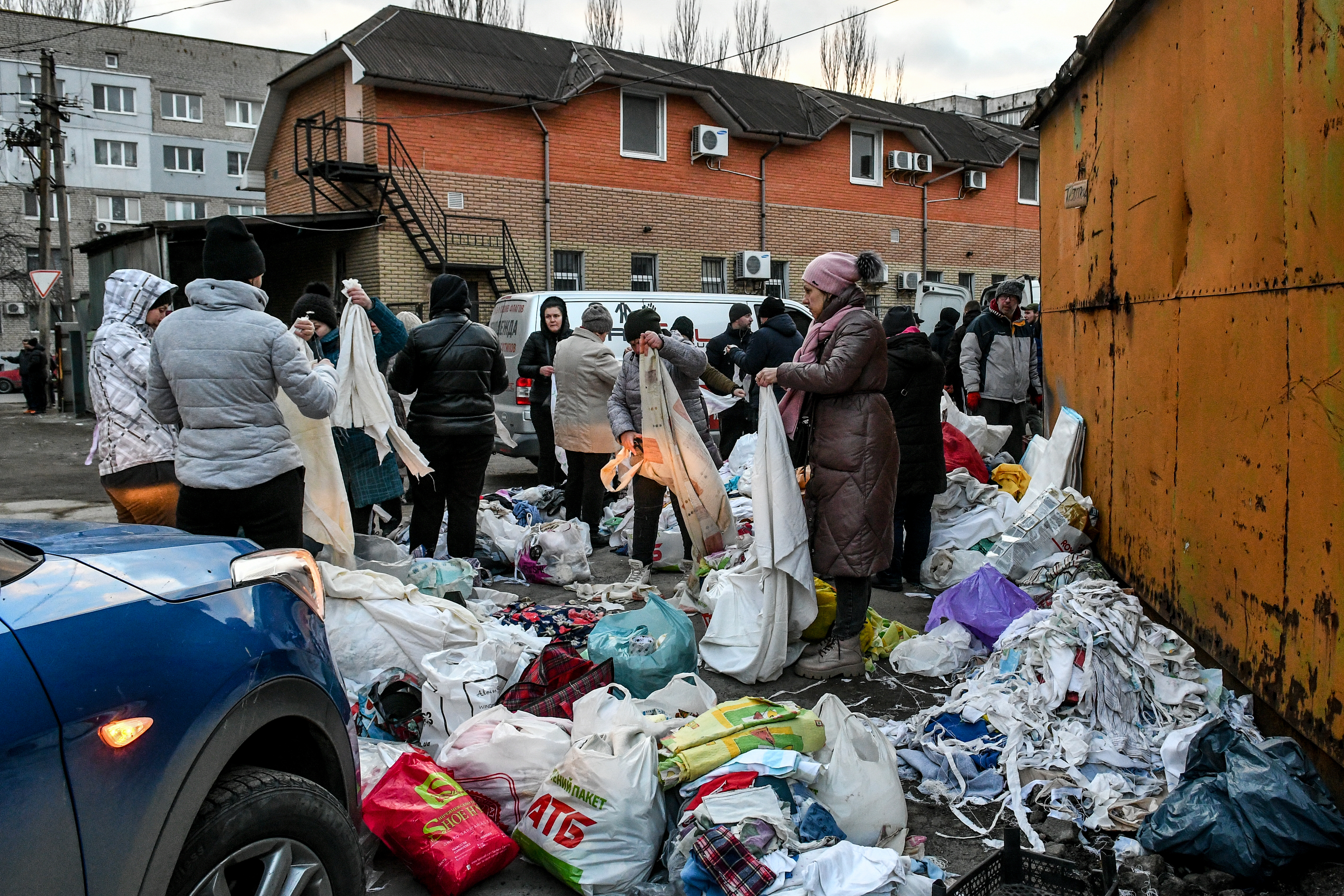 Saldırı altındaki Ukrayna halkı, Rus güçlere karşı molotof kokteyli hazırladı