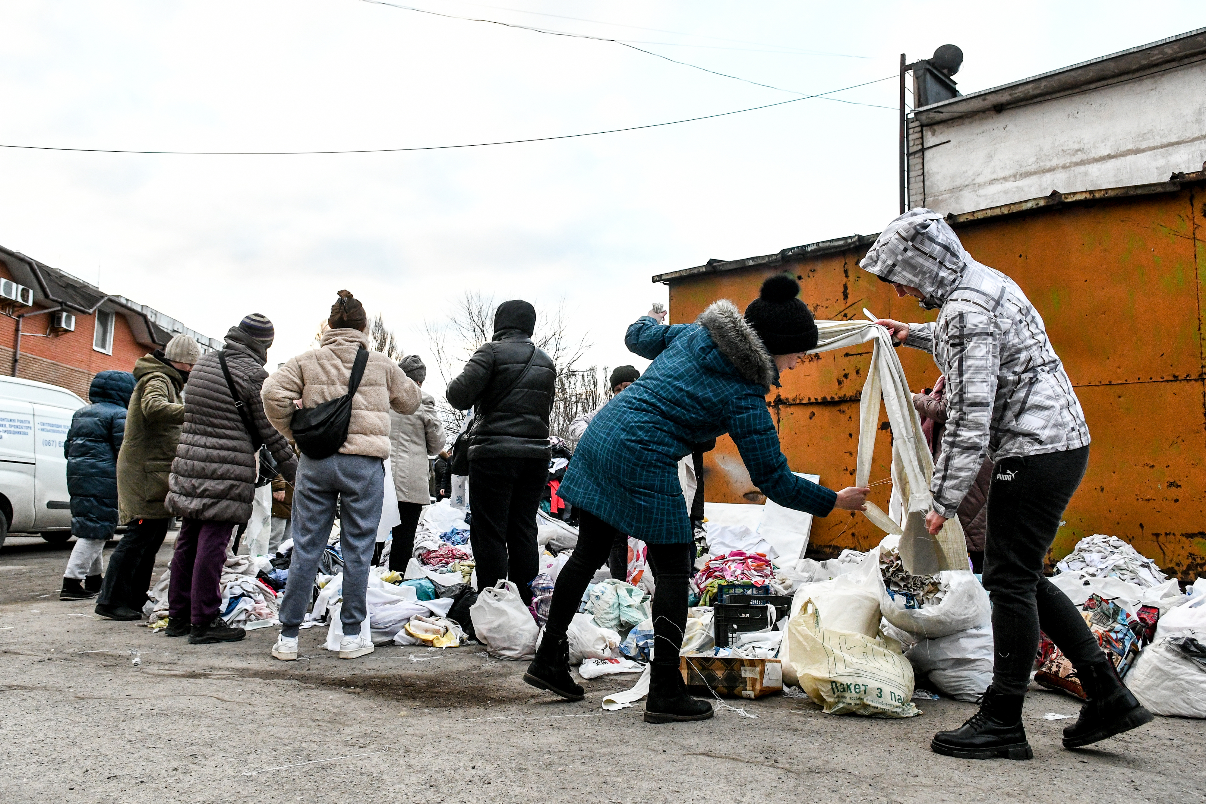 Saldırı altındaki Ukrayna halkı, Rus güçlere karşı molotof kokteyli hazırladı