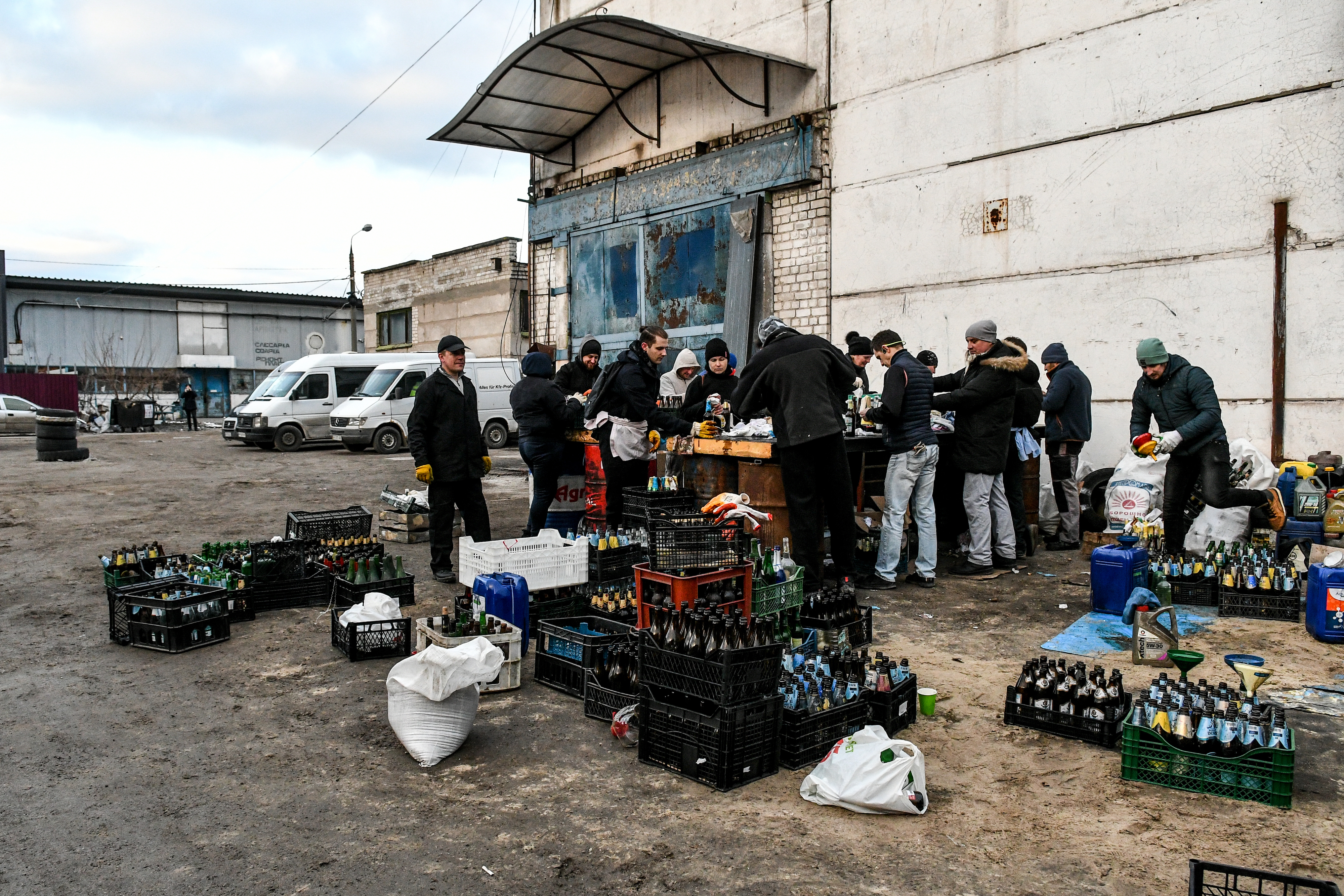 Saldırı altındaki Ukrayna halkı, Rus güçlere karşı molotof kokteyli hazırladı