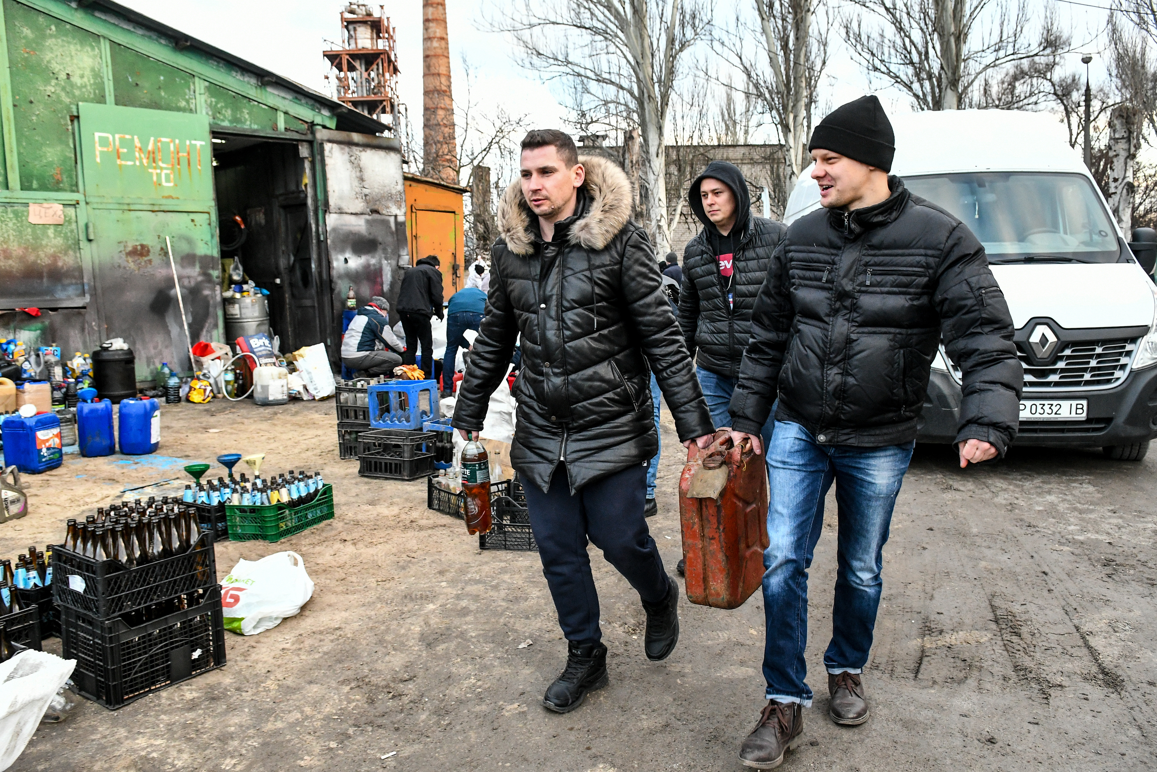 Saldırı altındaki Ukrayna halkı, Rus güçlere karşı molotof kokteyli hazırladı