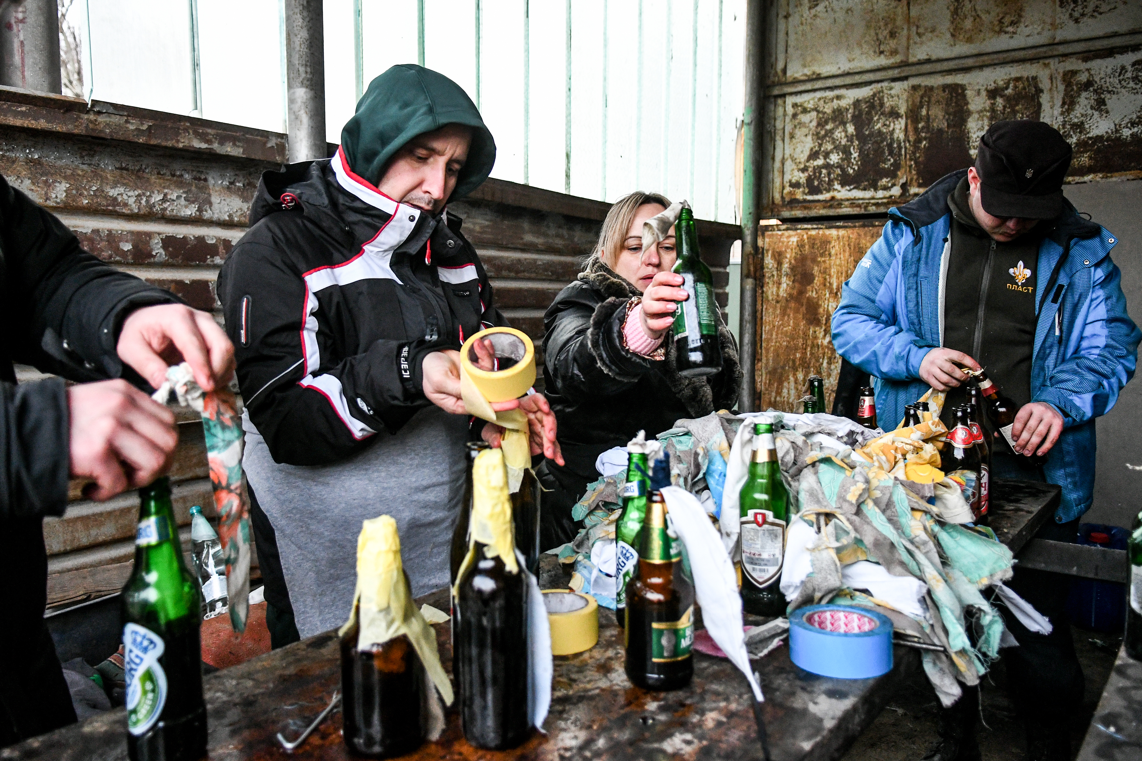 Saldırı altındaki Ukrayna halkı, Rus güçlere karşı molotof kokteyli hazırladı