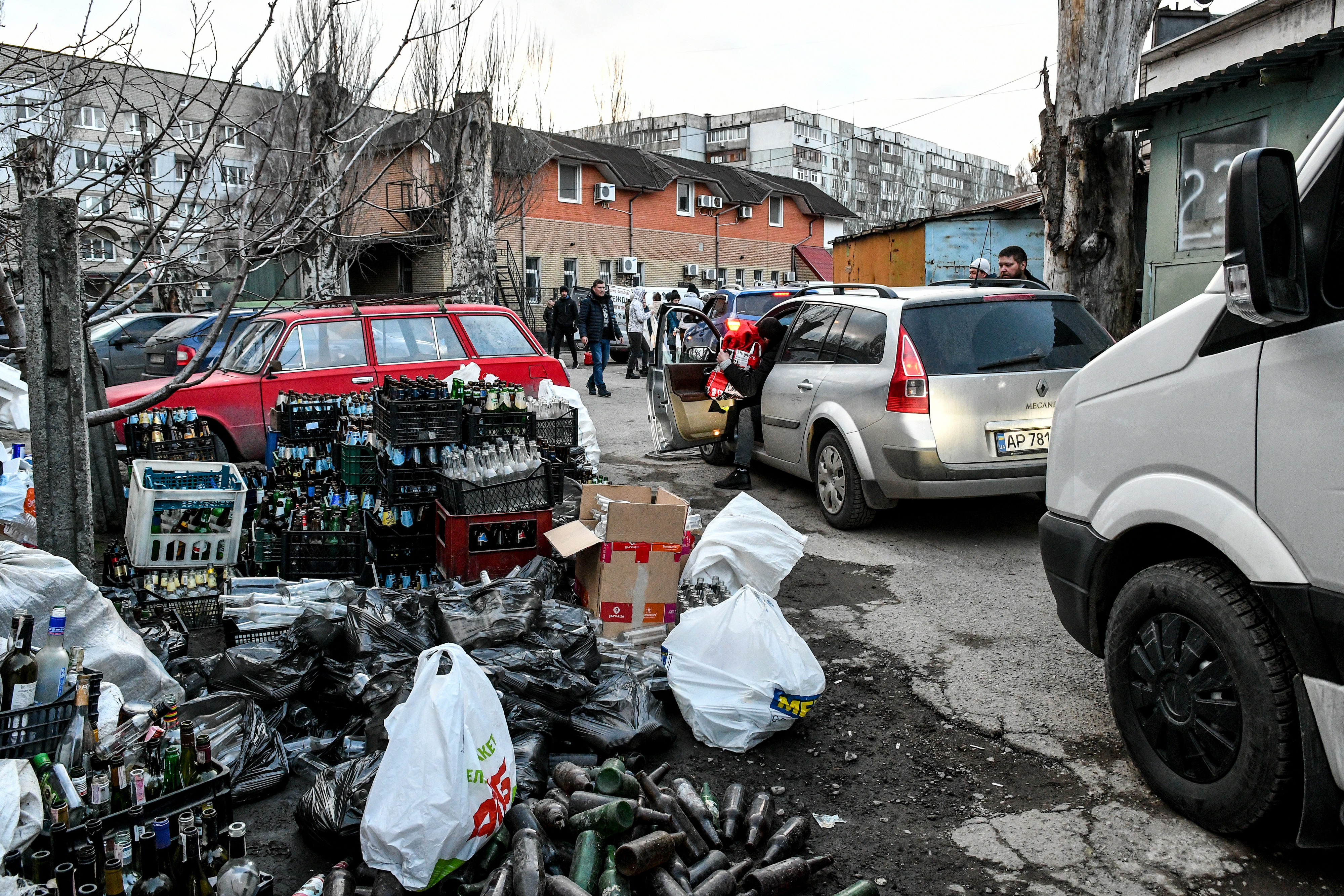 Saldırı altındaki Ukrayna halkı, Rus güçlere karşı molotof kokteyli hazırladı