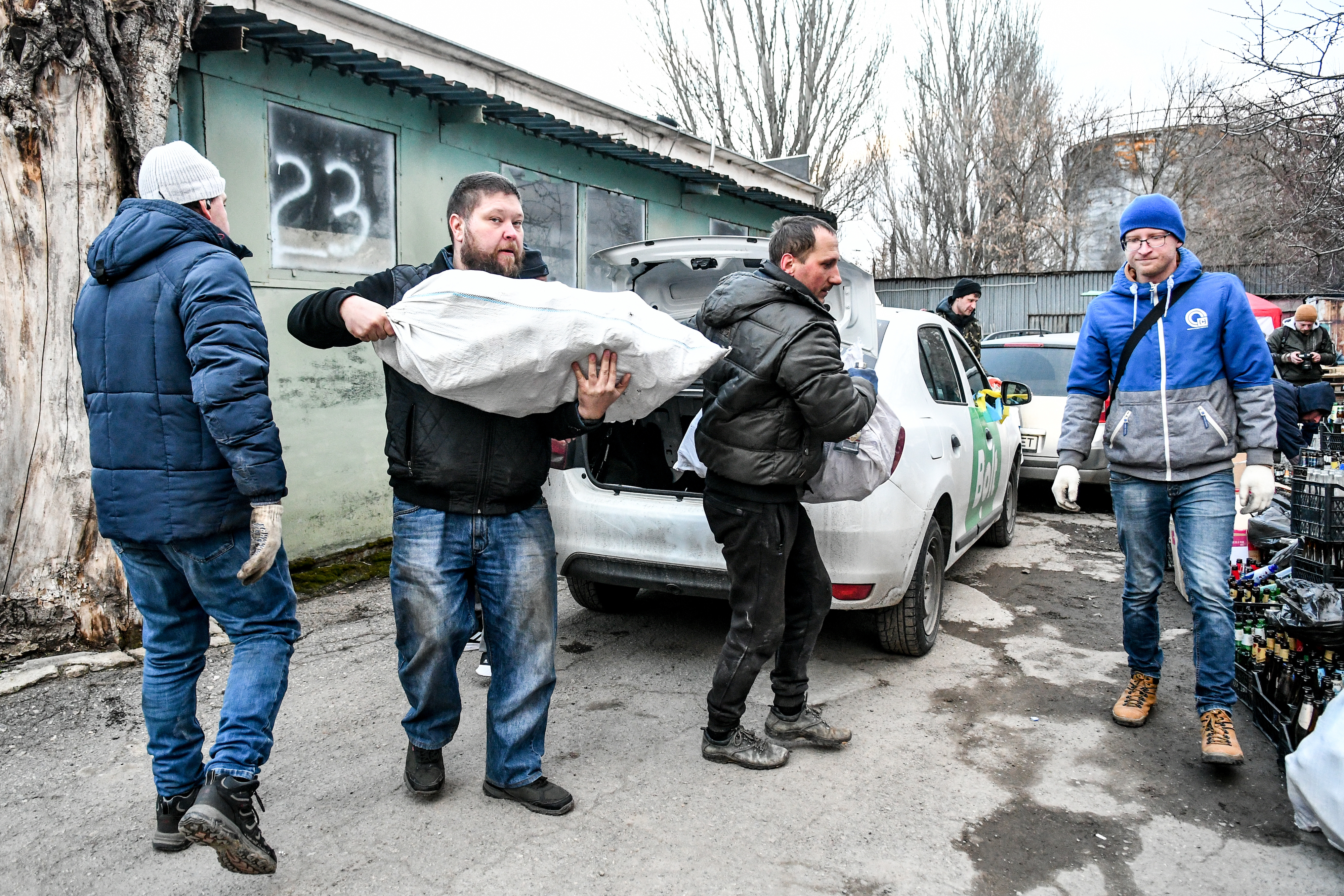 Saldırı altındaki Ukrayna halkı, Rus güçlere karşı molotof kokteyli hazırladı