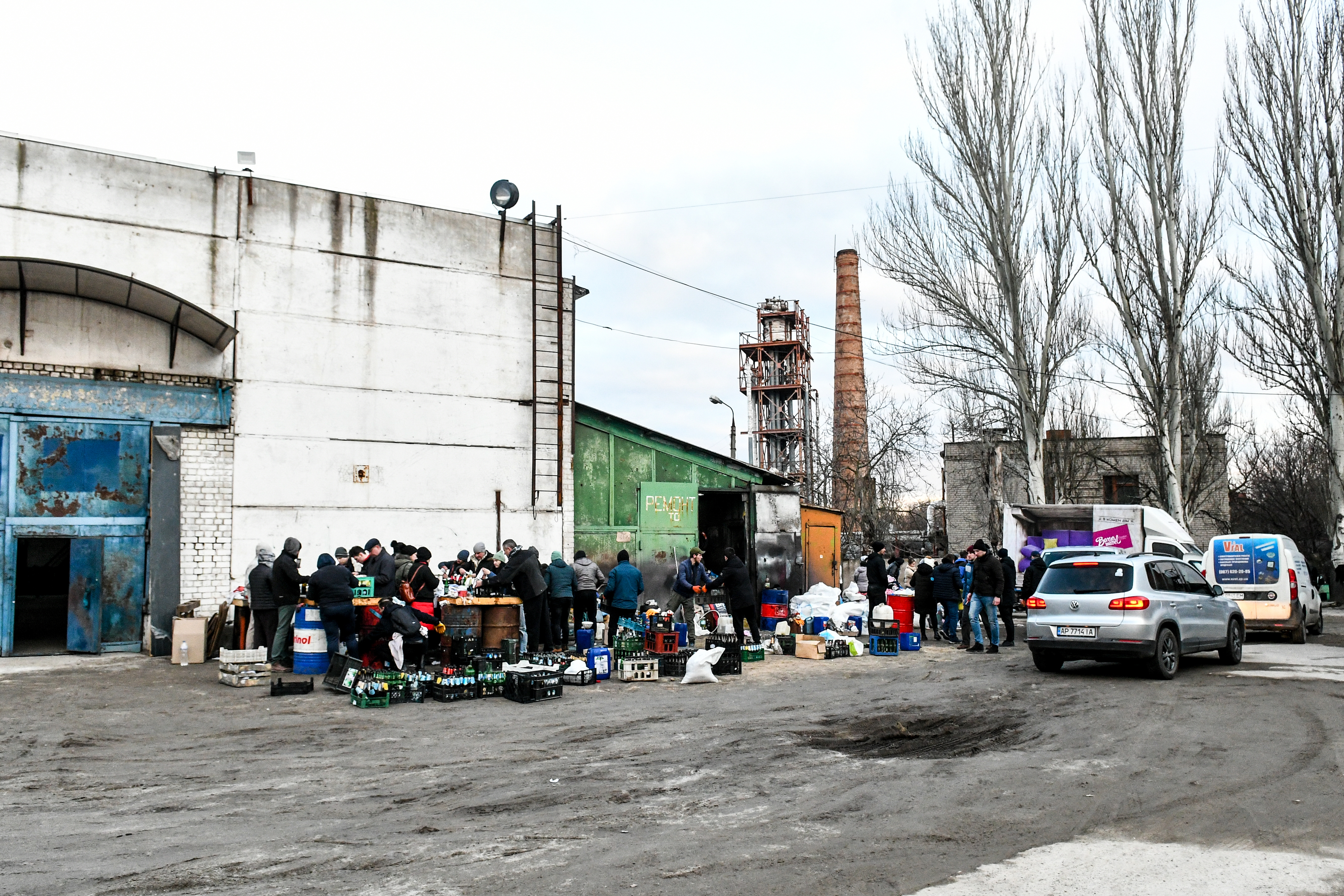 Saldırı altındaki Ukrayna halkı, Rus güçlere karşı molotof kokteyli hazırladı