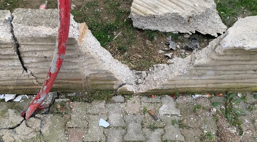 Kiralık araç çalan 3 kişi, polisten kaçarken kaza yapıp takla attı