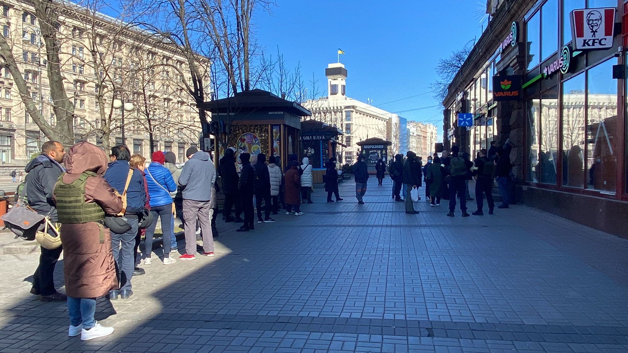 Kiev’de sokağa çıkma yasağının ardından halk marketlere akın etti