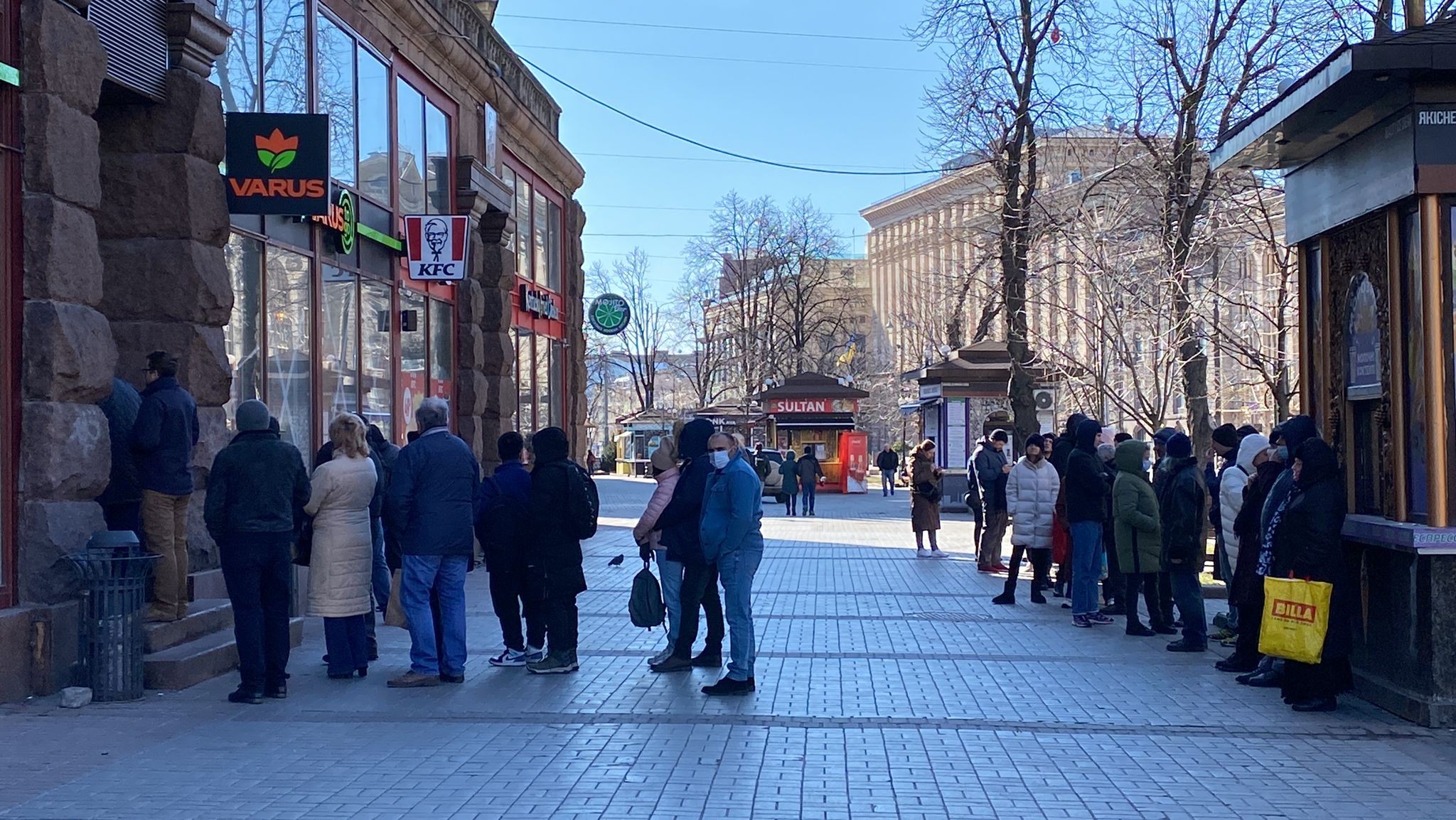 Kiev’de sokağa çıkma yasağının ardından halk marketlere akın etti