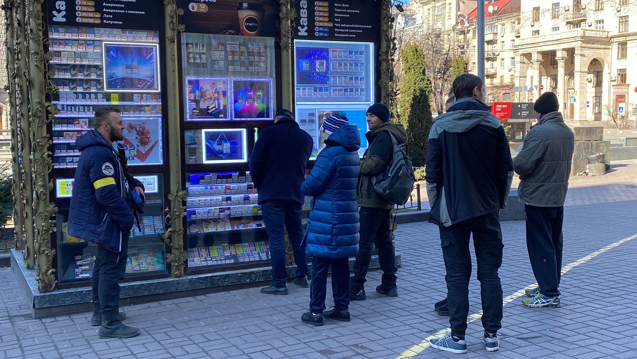 Kiev’de sokağa çıkma yasağının ardından halk marketlere akın etti