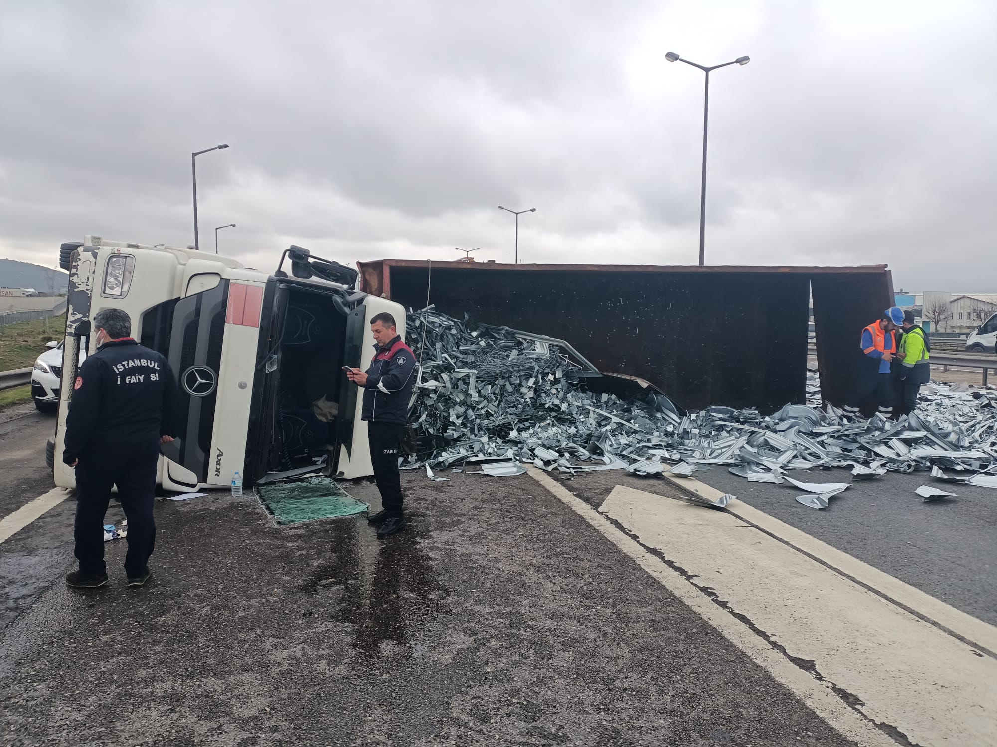 TEM Otoyolu'nda TIR devrildi: Yol ulaşıma kapandı