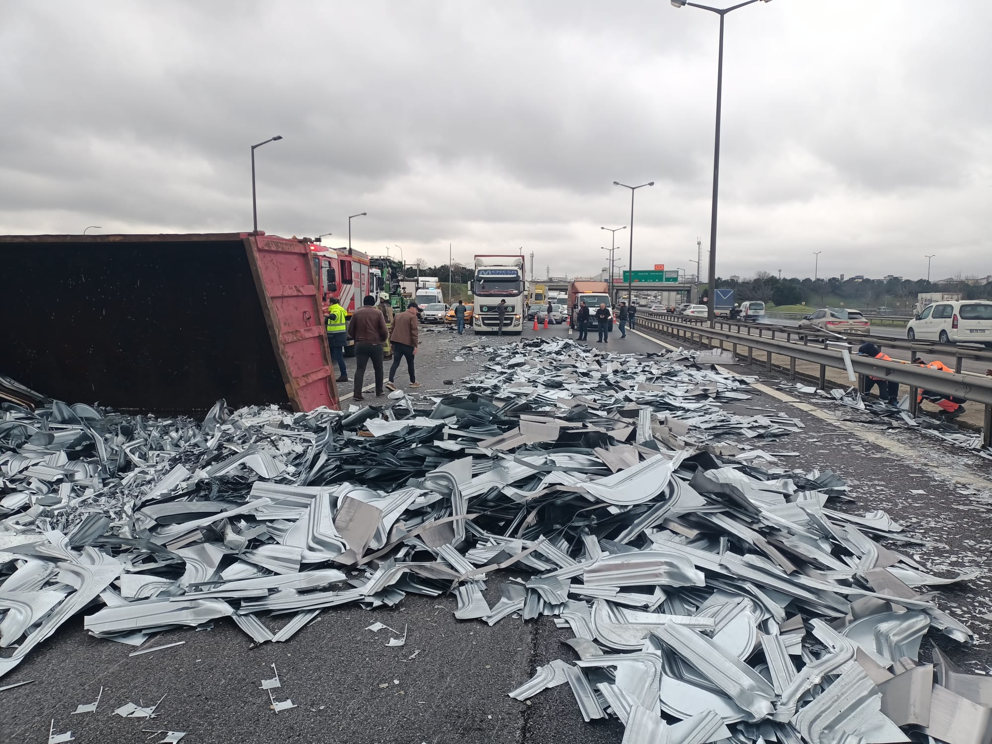 TEM Otoyolu'nda TIR devrildi: Yol ulaşıma kapandı