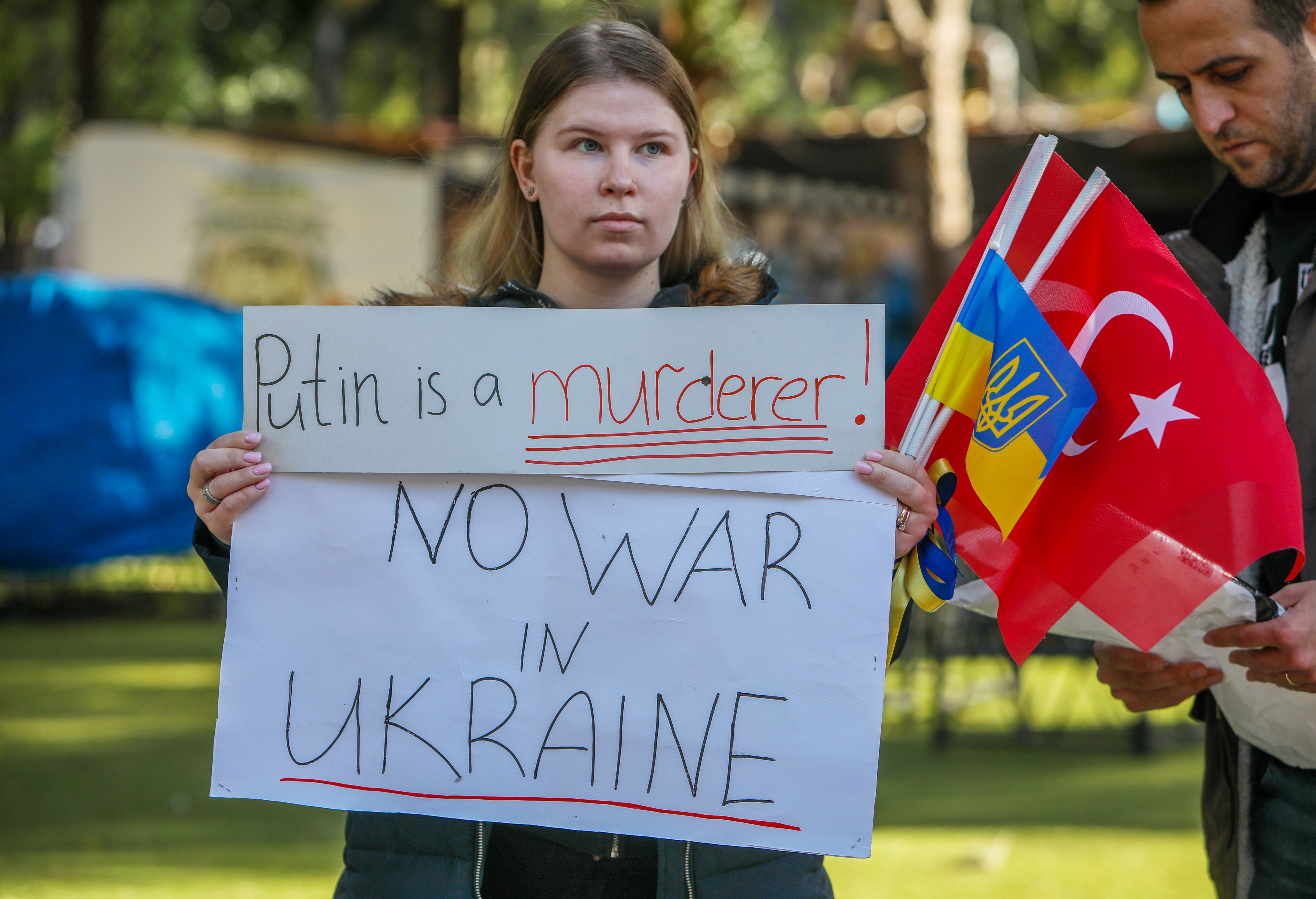 Rus Konsolosluğu önünde 3 kişilik protesto