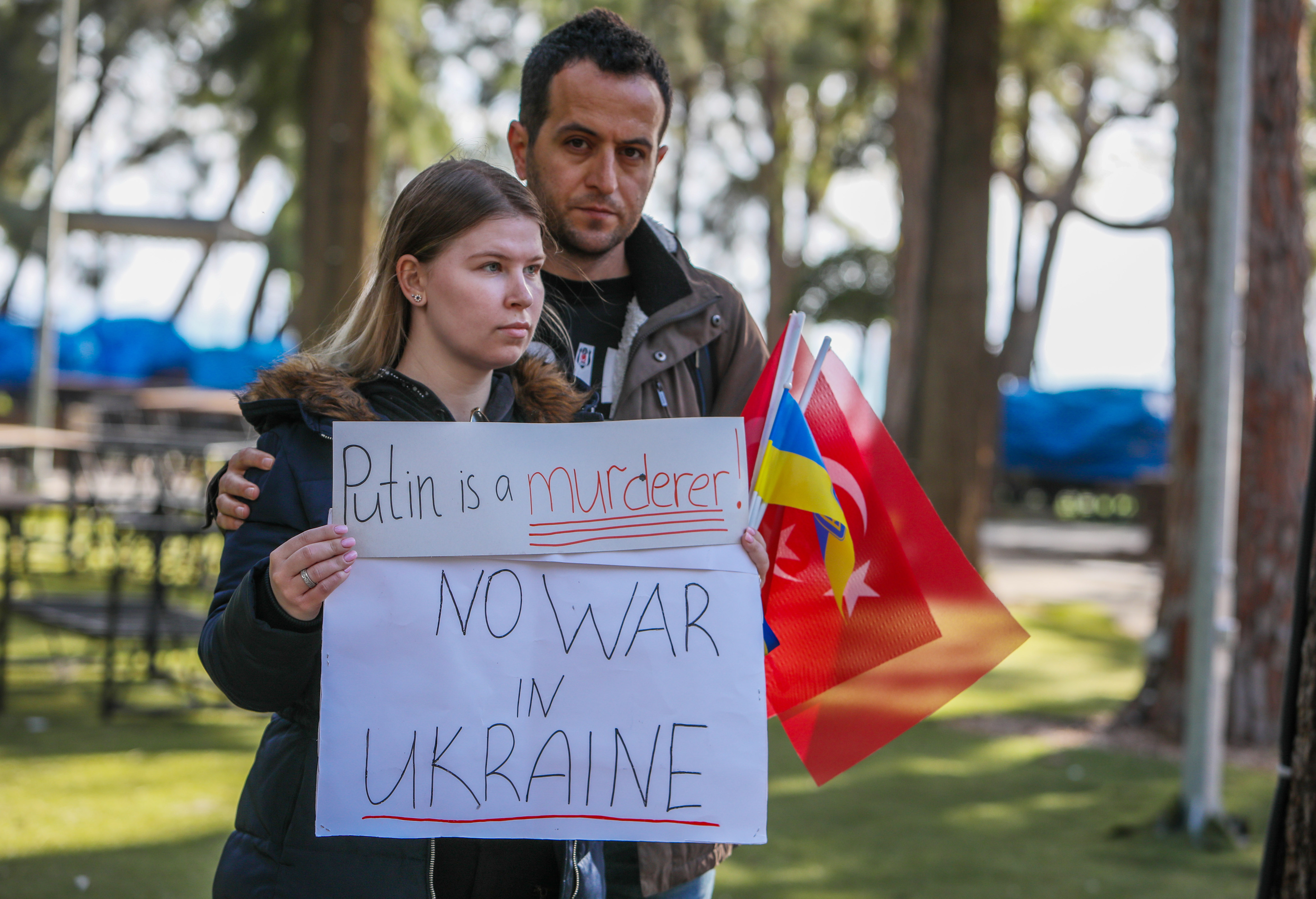 Rus Konsolosluğu önünde 3 kişilik protesto