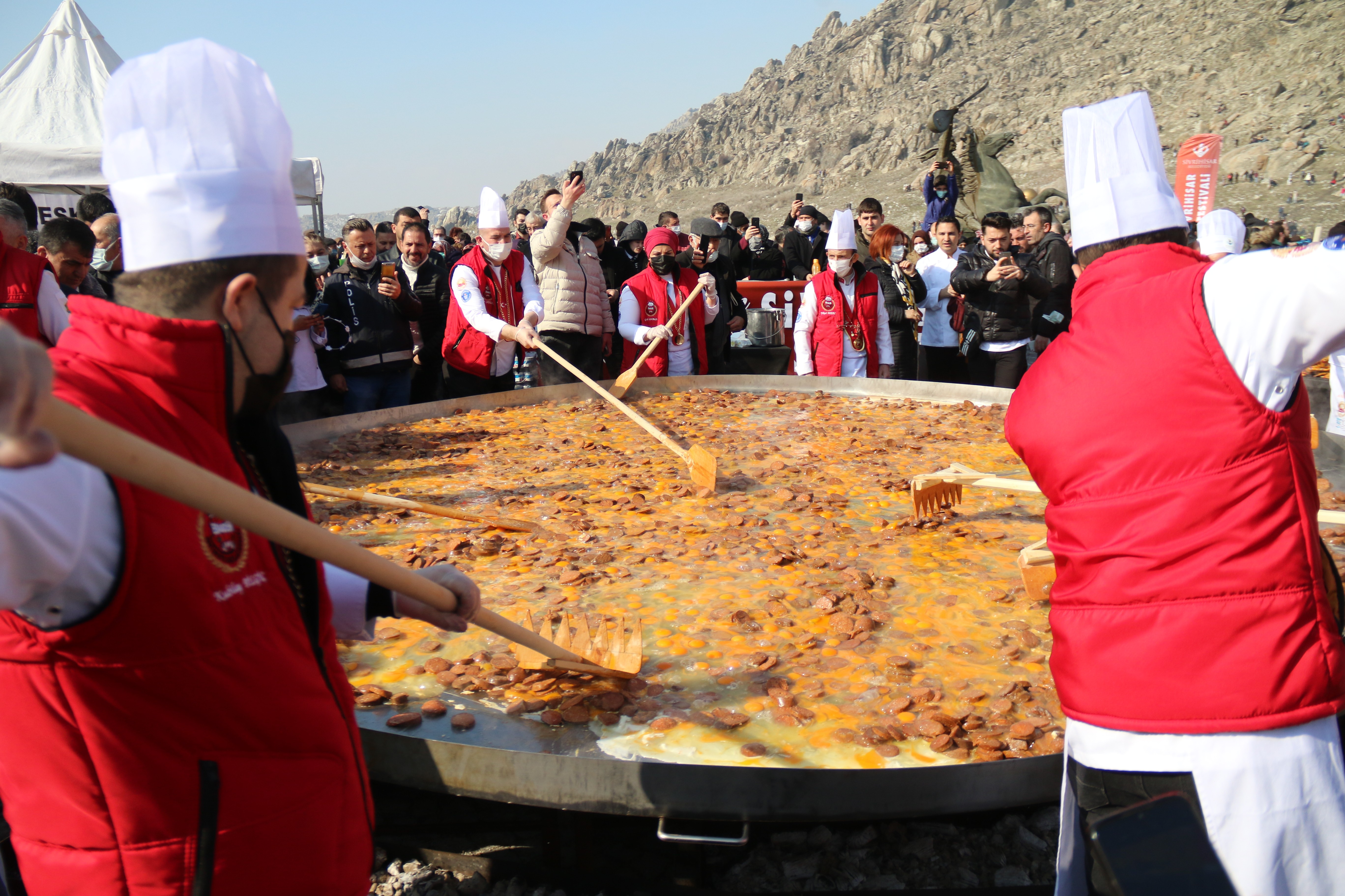 Dünyanın en büyük sucuklu yumurtası için 450 kilogram sucuk ve 3 bin yumurta kullanıldı