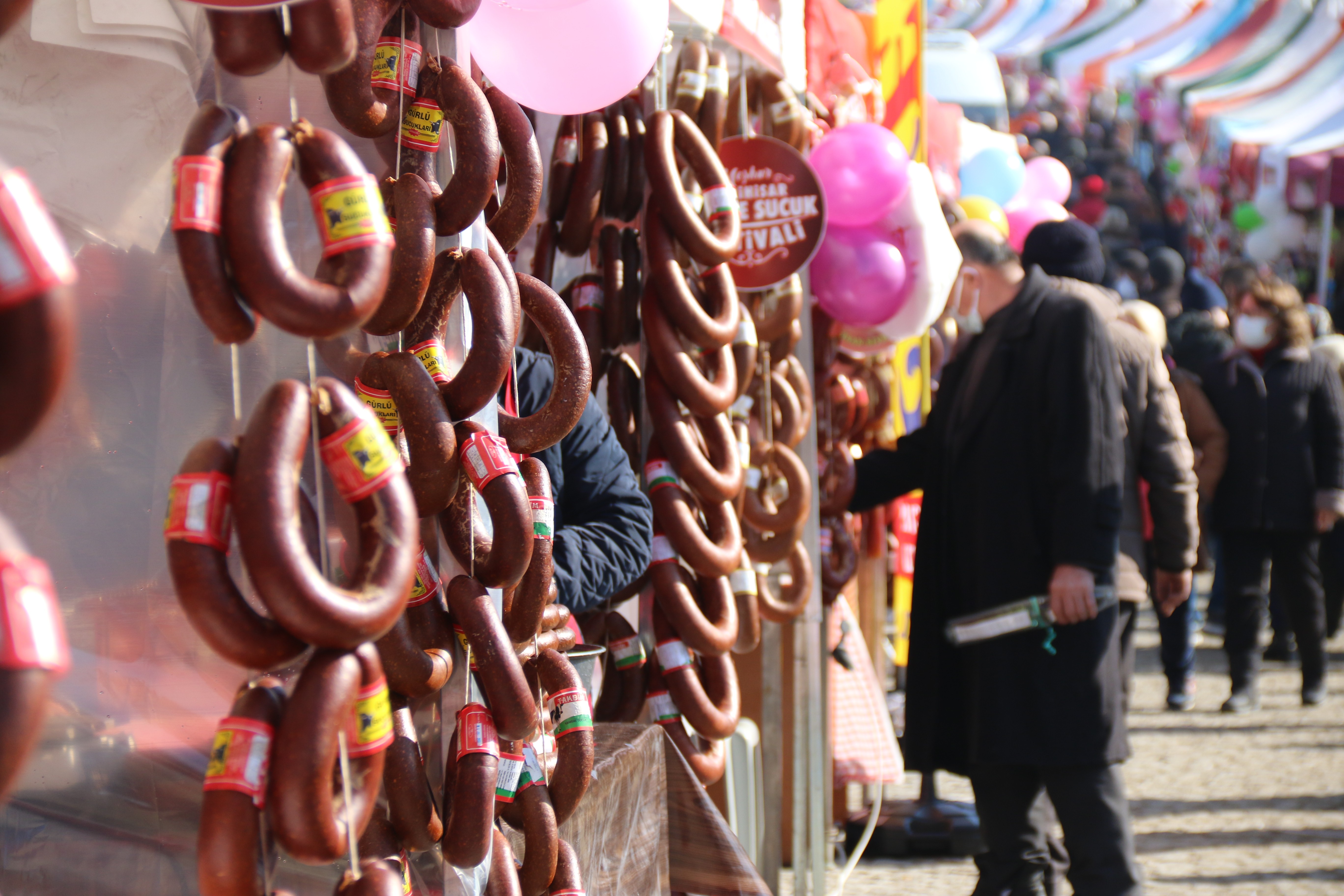 Dünyanın en büyük sucuklu yumurtası için 450 kilogram sucuk ve 3 bin yumurta kullanıldı